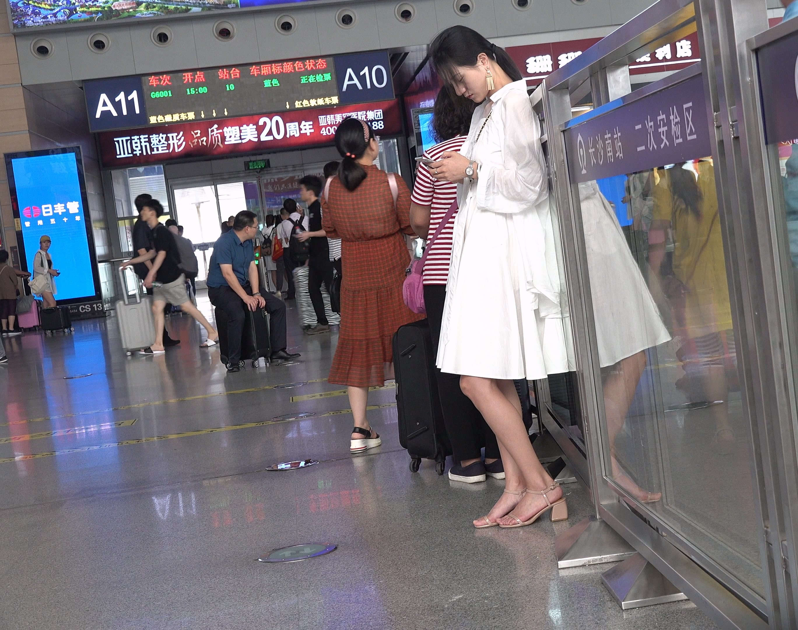 白色长裙，美足凉高跟美妞-日更街拍