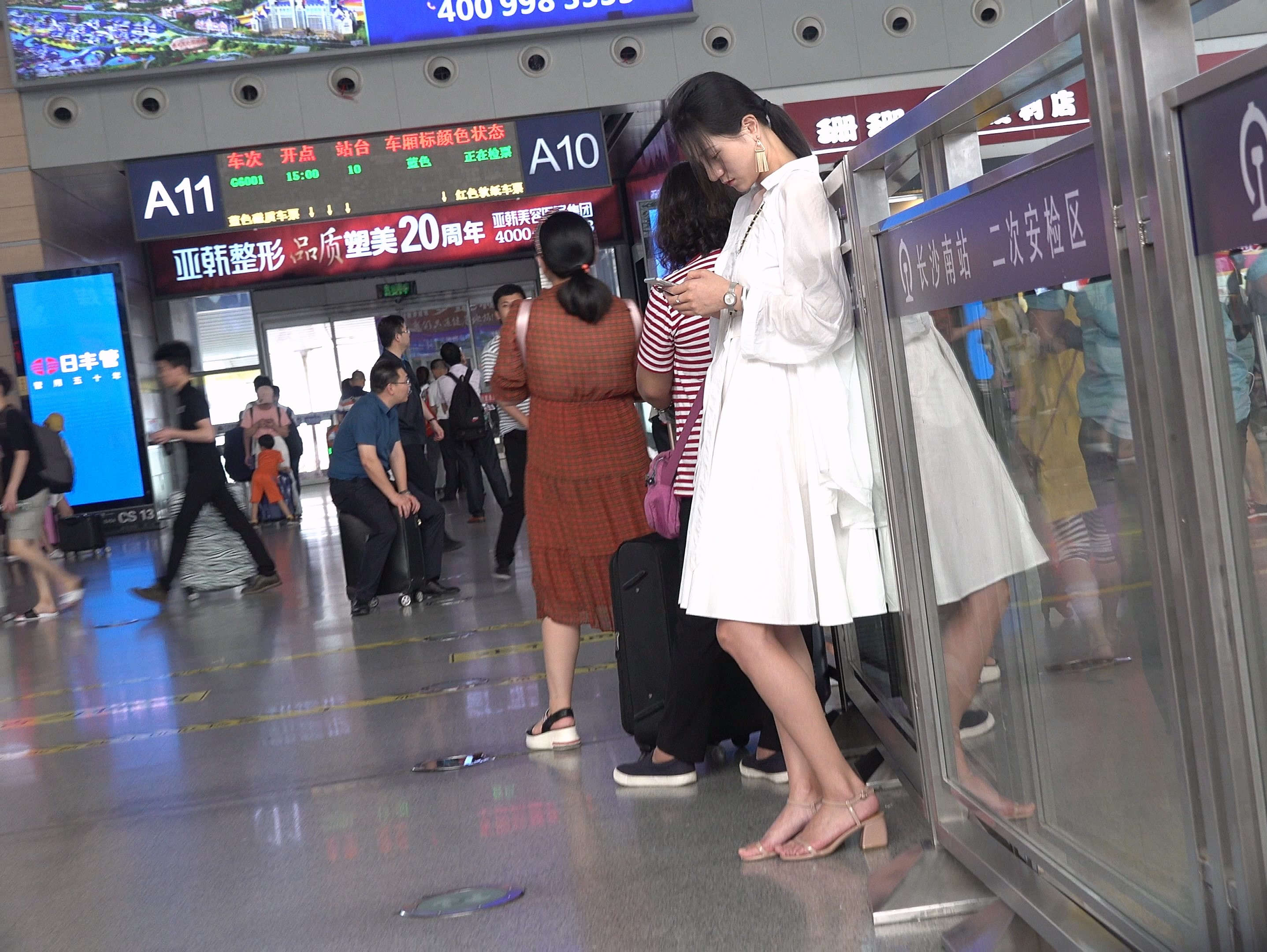 图片[2]-白色长裙，美足凉高跟美妞-日更街拍