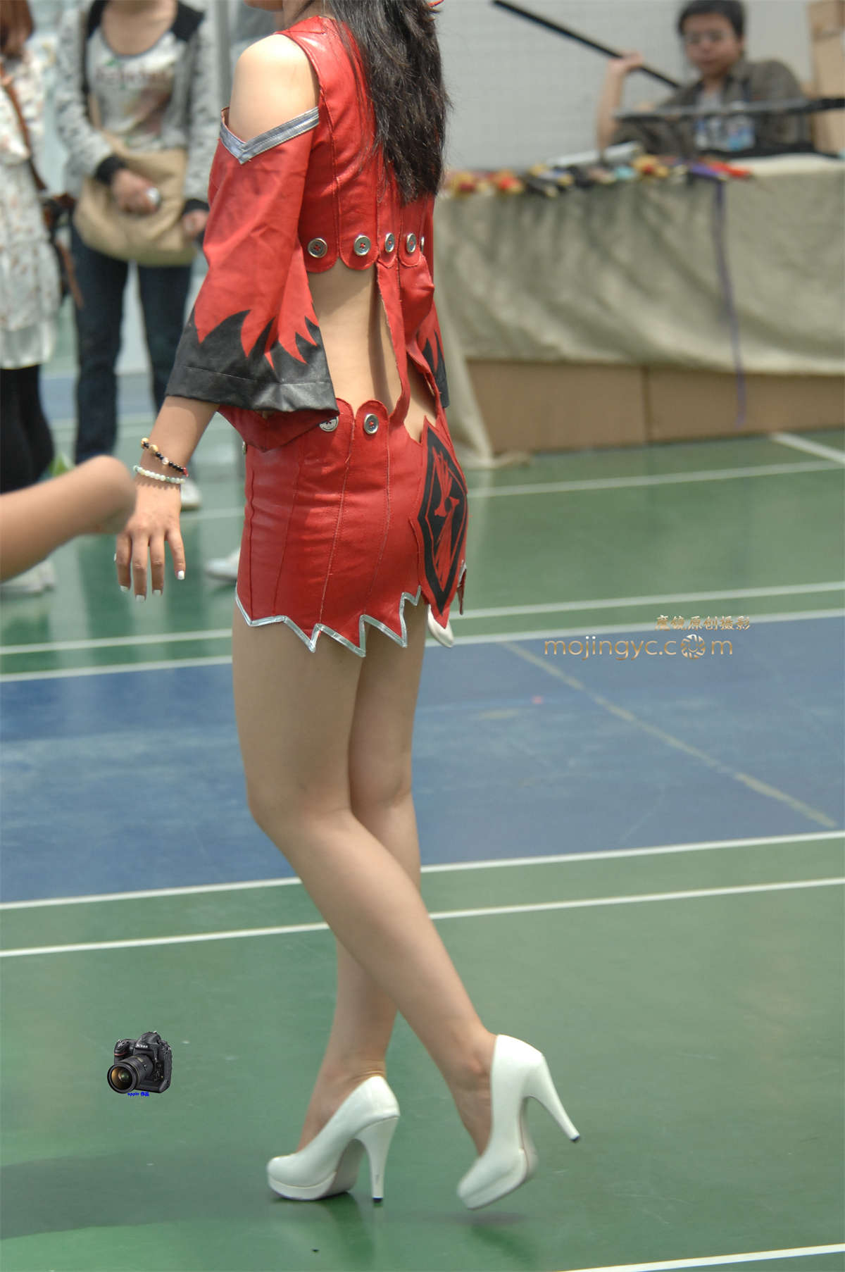 2016-05-17丰满红色皮短裙动漫妹妹19张-日更街拍