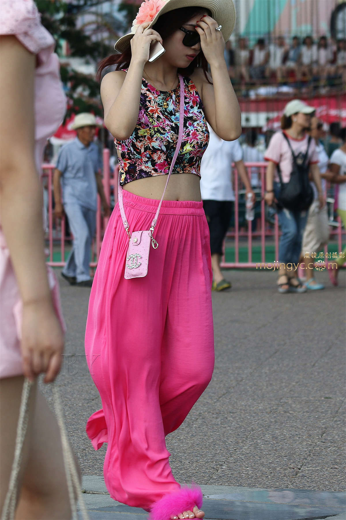 第558篇★冷酷美女，粉裤微透★-12P-日更街拍