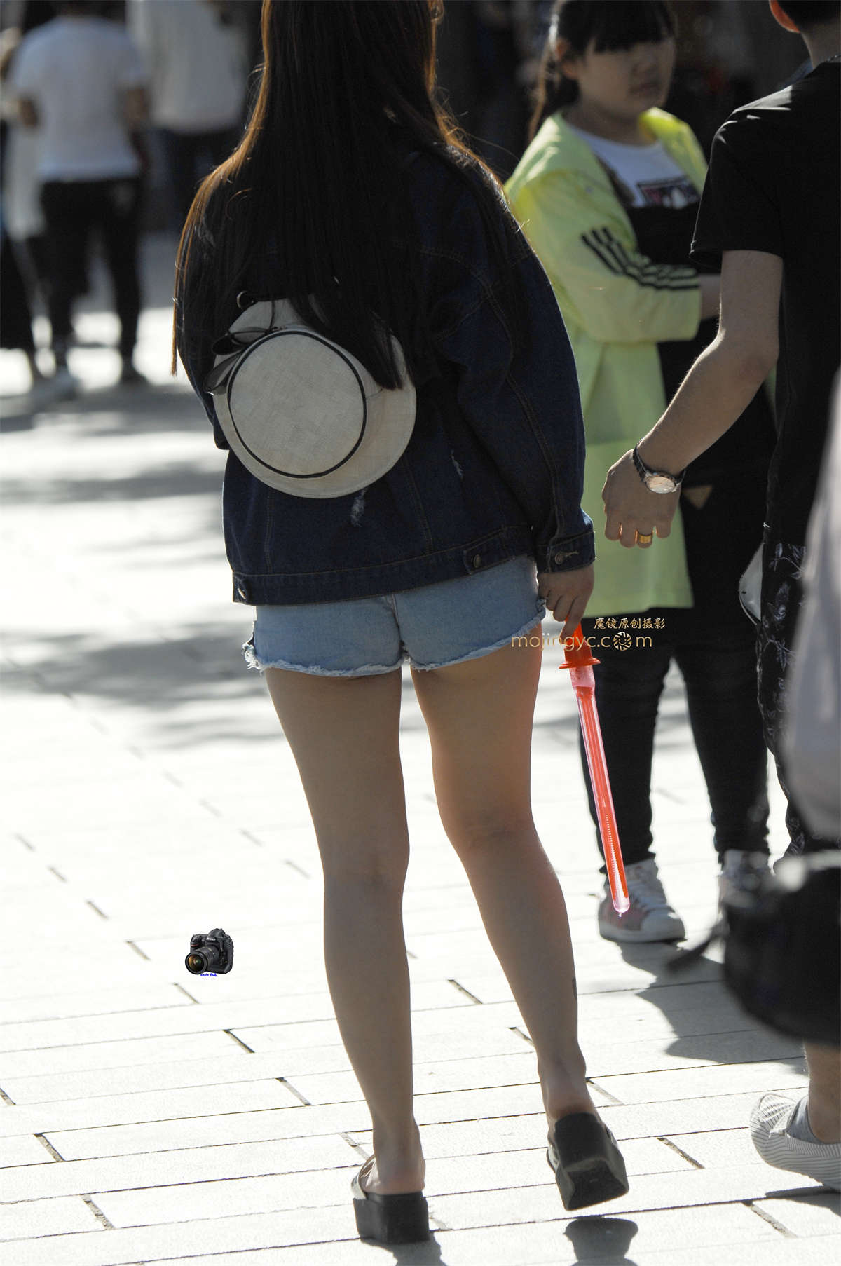 2016-05-17圆臀热裤妹妹21张-日更街拍