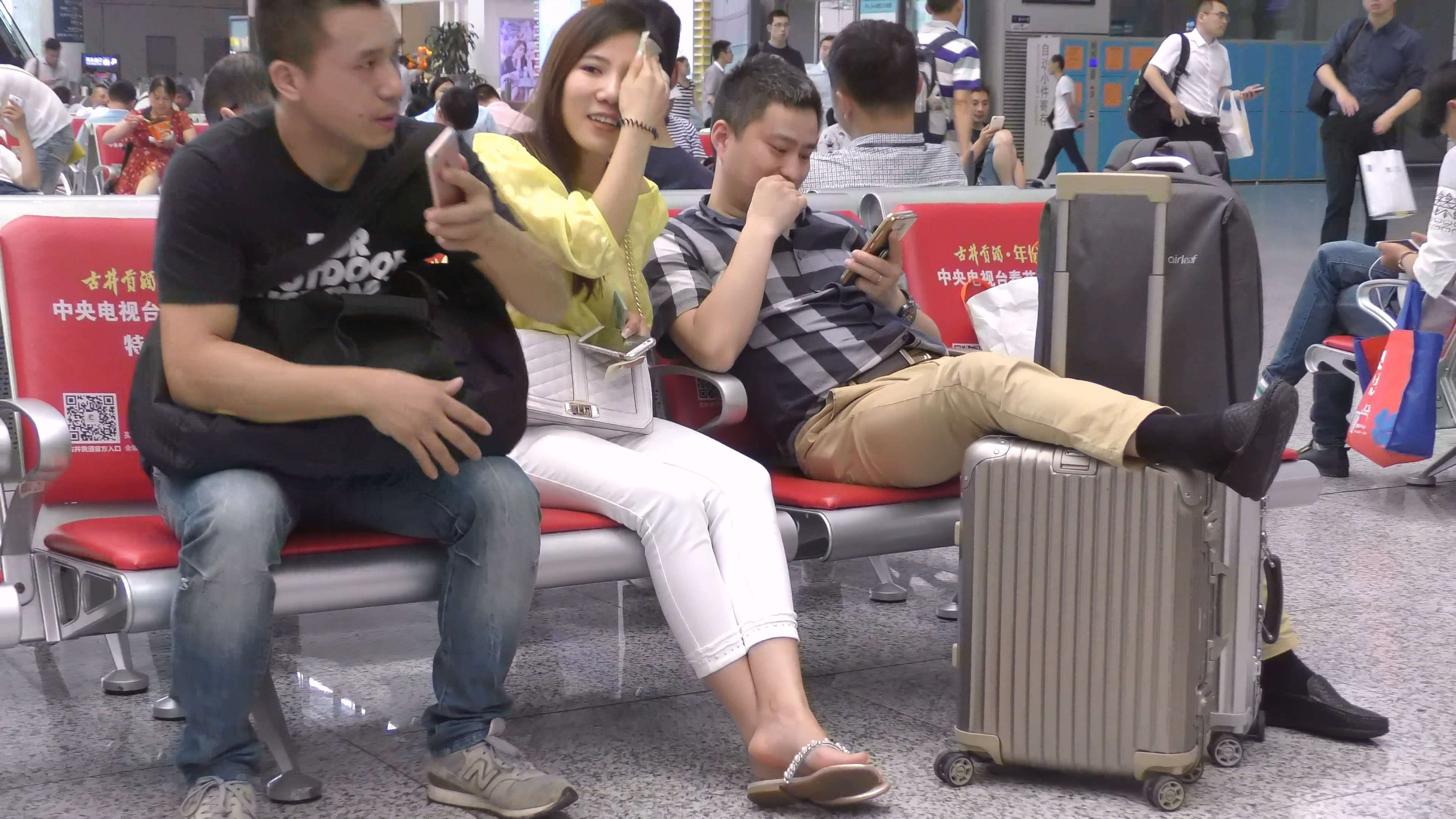 图片[2]-穿人字拖的美足美女挑鞋-日更街拍