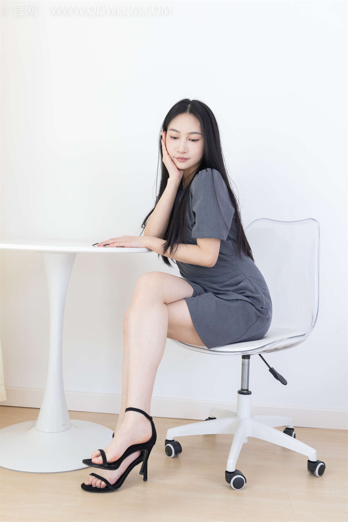 物恋传媒 NO.2316 小影-三双高跟鞋、薄肉丝（脚尖透明款）、裸足-日更街拍