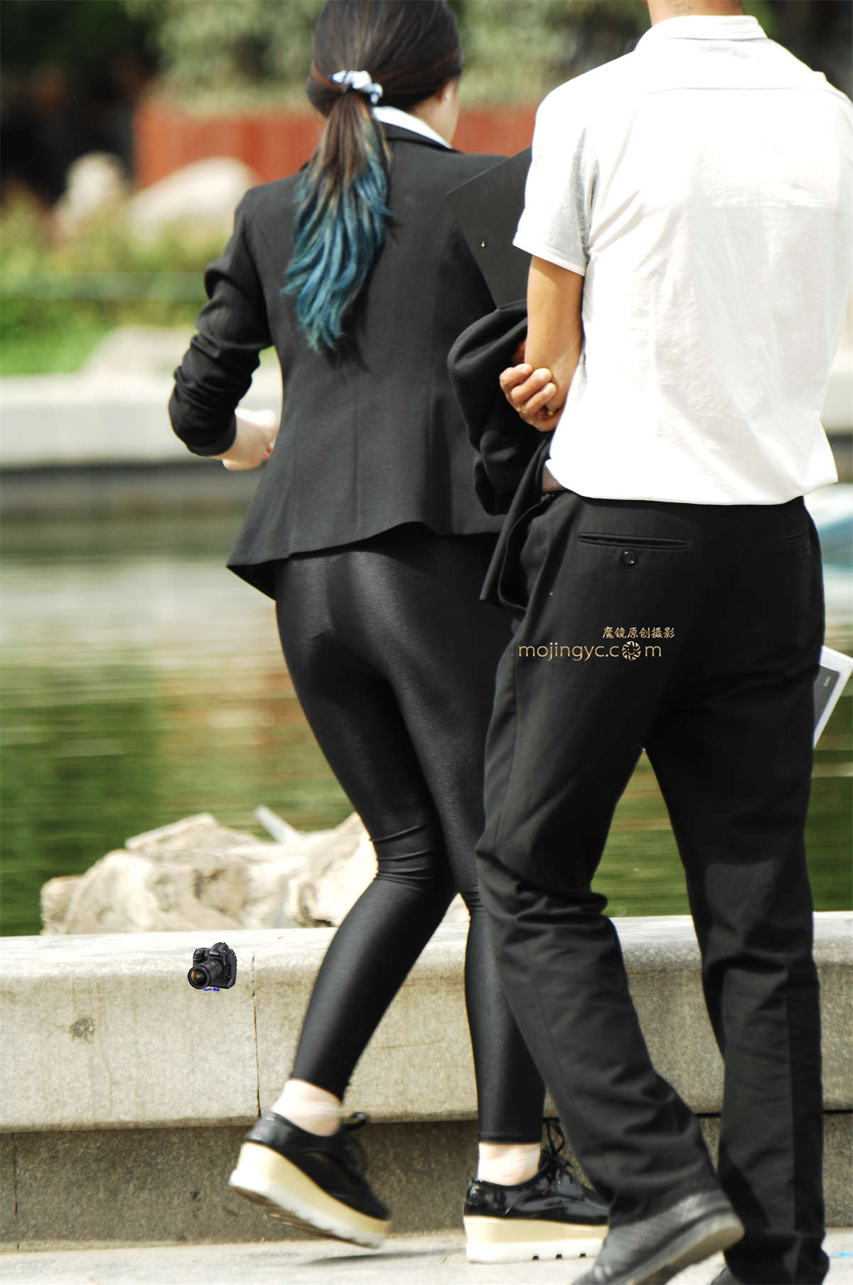 2016-05-19紧身黑色丝滑裤妹妹13张-日更街拍