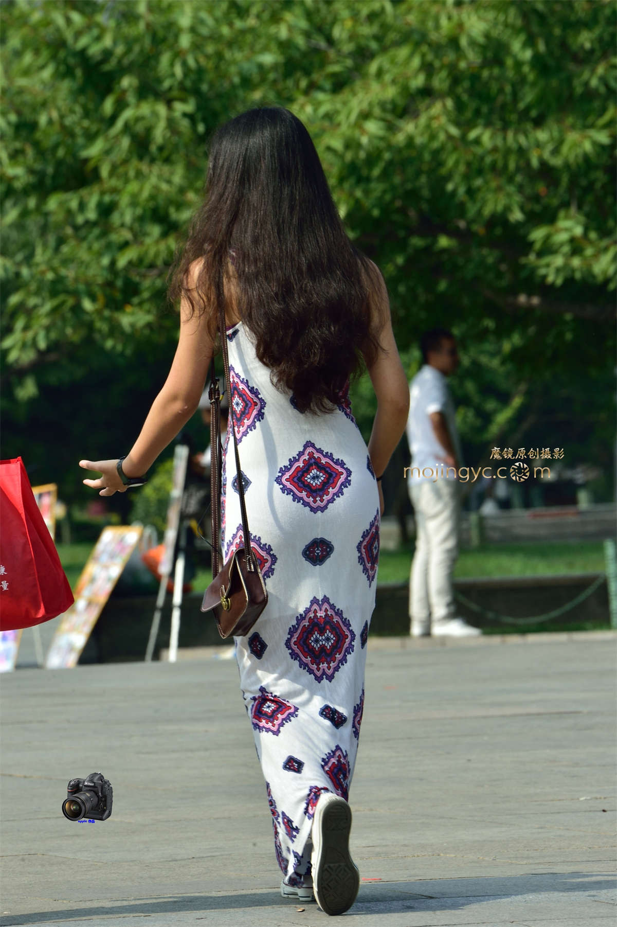 2016-05-23丰满紧薄长裙少妇15张-日更街拍