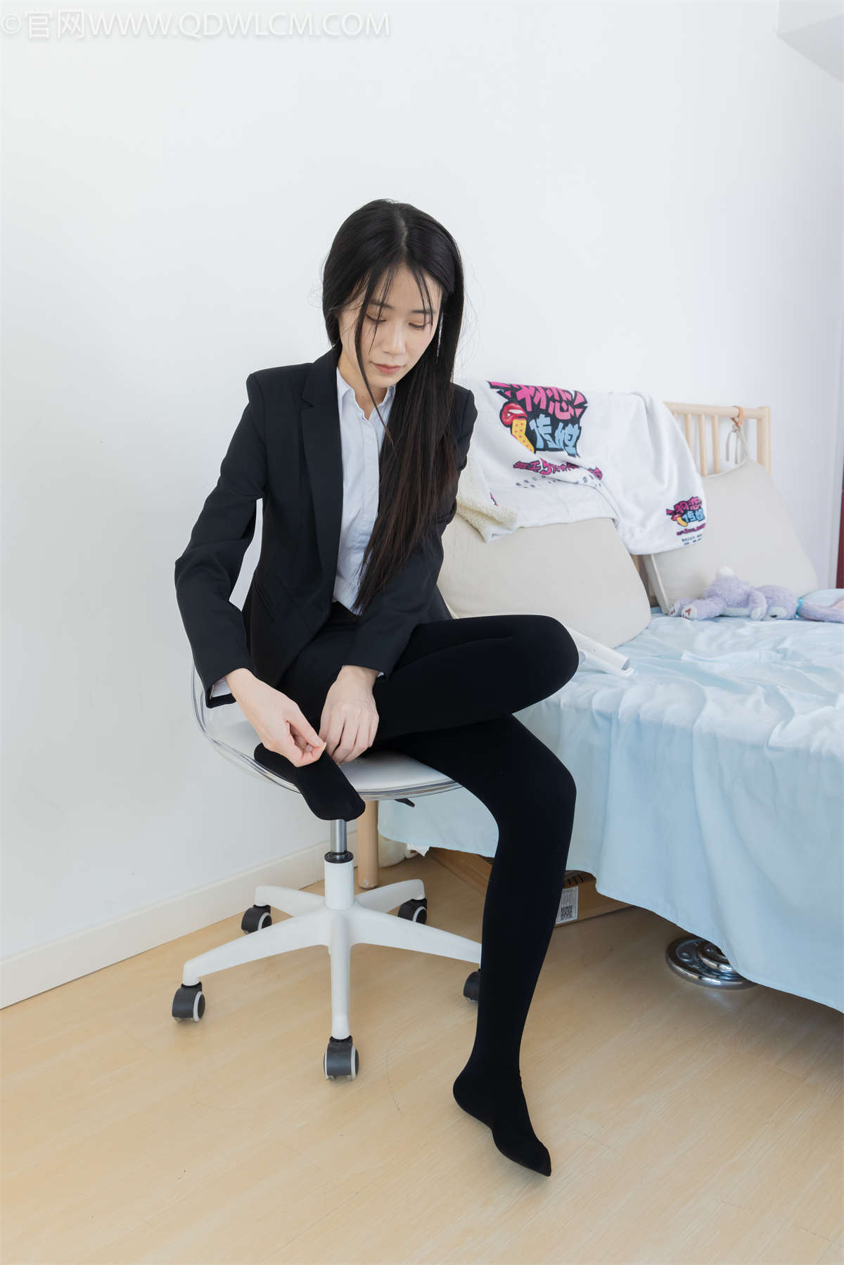 物恋传媒 NO.2318 菜菜-OL制服、高跟鞋、三双厚黑丝叠穿、袜腰展示、视频包含脱袜子的剧情-日更街拍