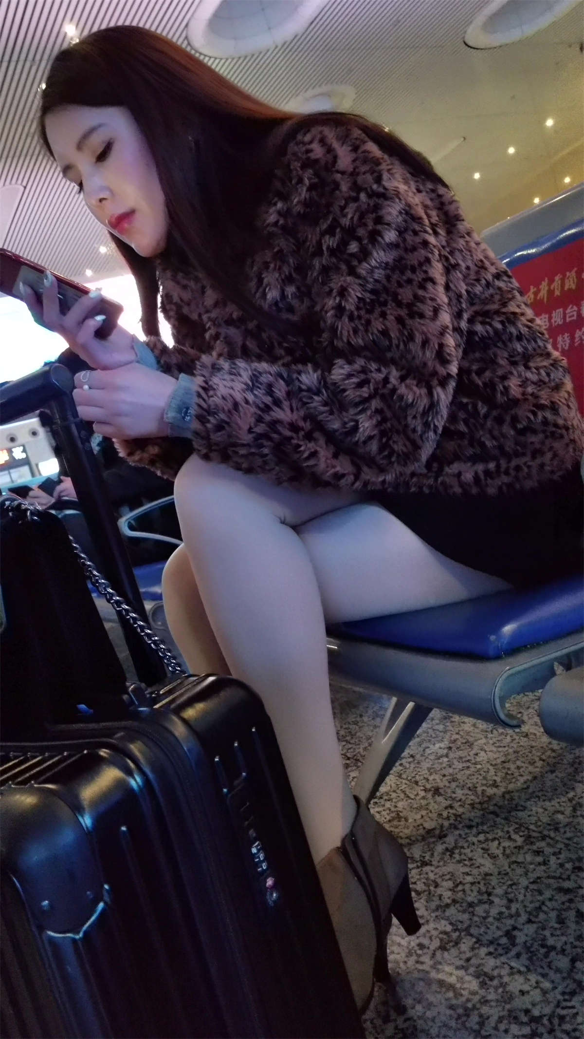 [4K高清视频]颜值与身材超极品的性感贵妇-日更街拍