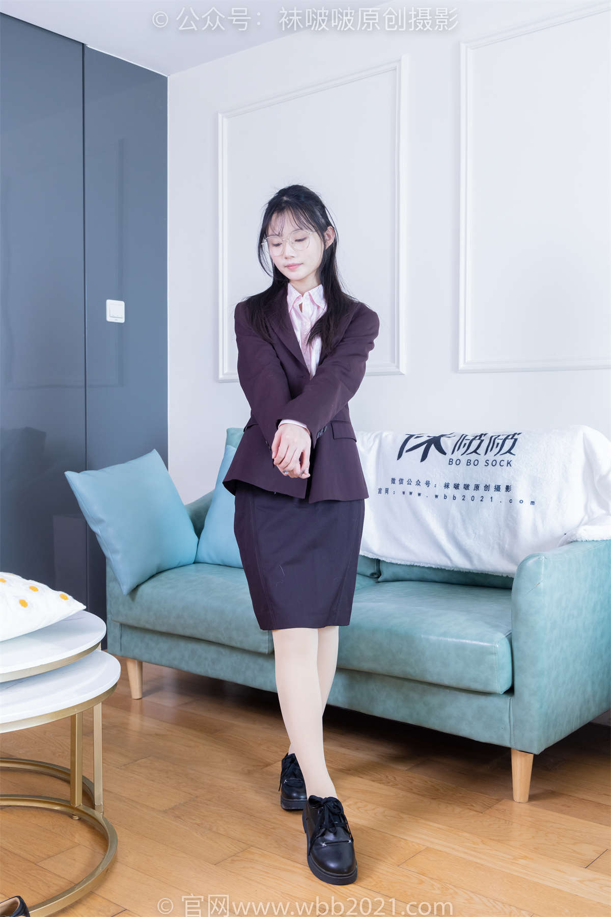图片[2]-袜啵啵 No.362 甜甜圈-两双皮鞋、厚肉丝、厚黑丝、ol制服 花絮版-日更街拍