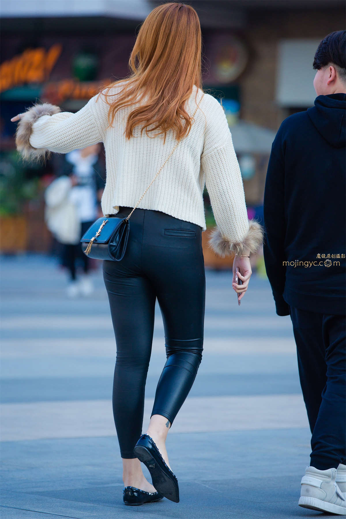 紧身皮裤，平底鞋插图1