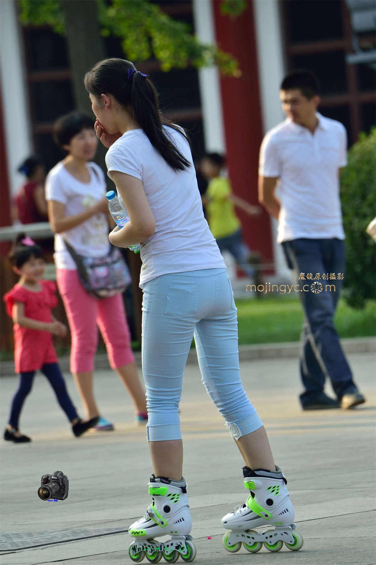 2016-05-26紧身七分裤轮滑小妹26张-日更街拍