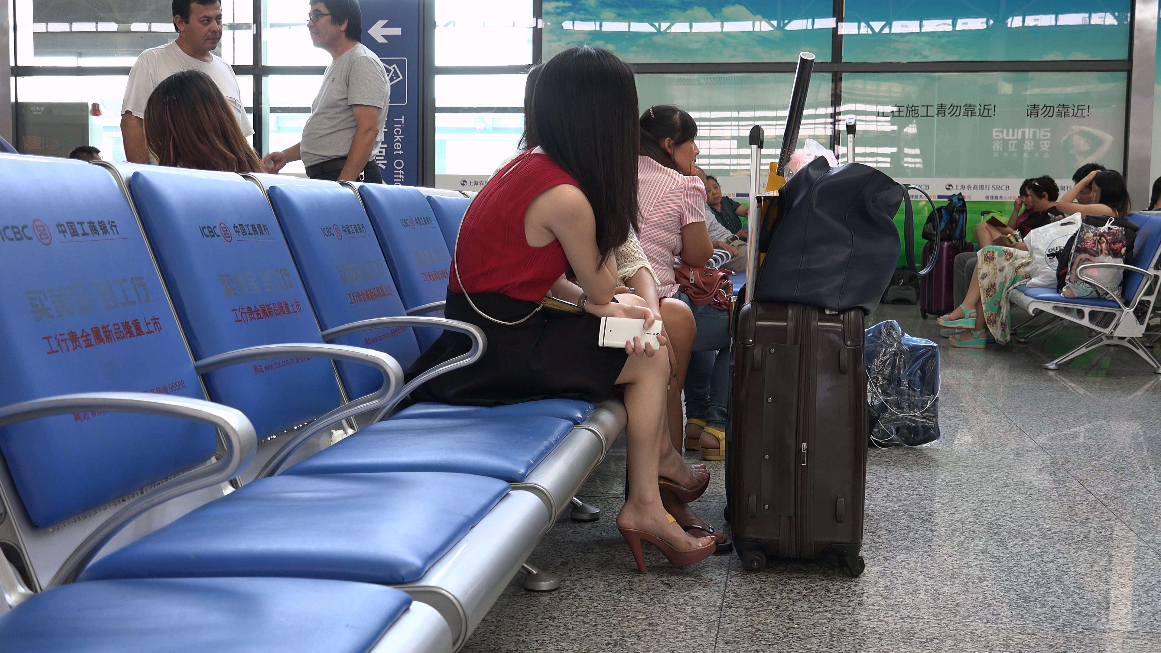 图片[2]-两个小美女聊天聊的很开心-日更街拍