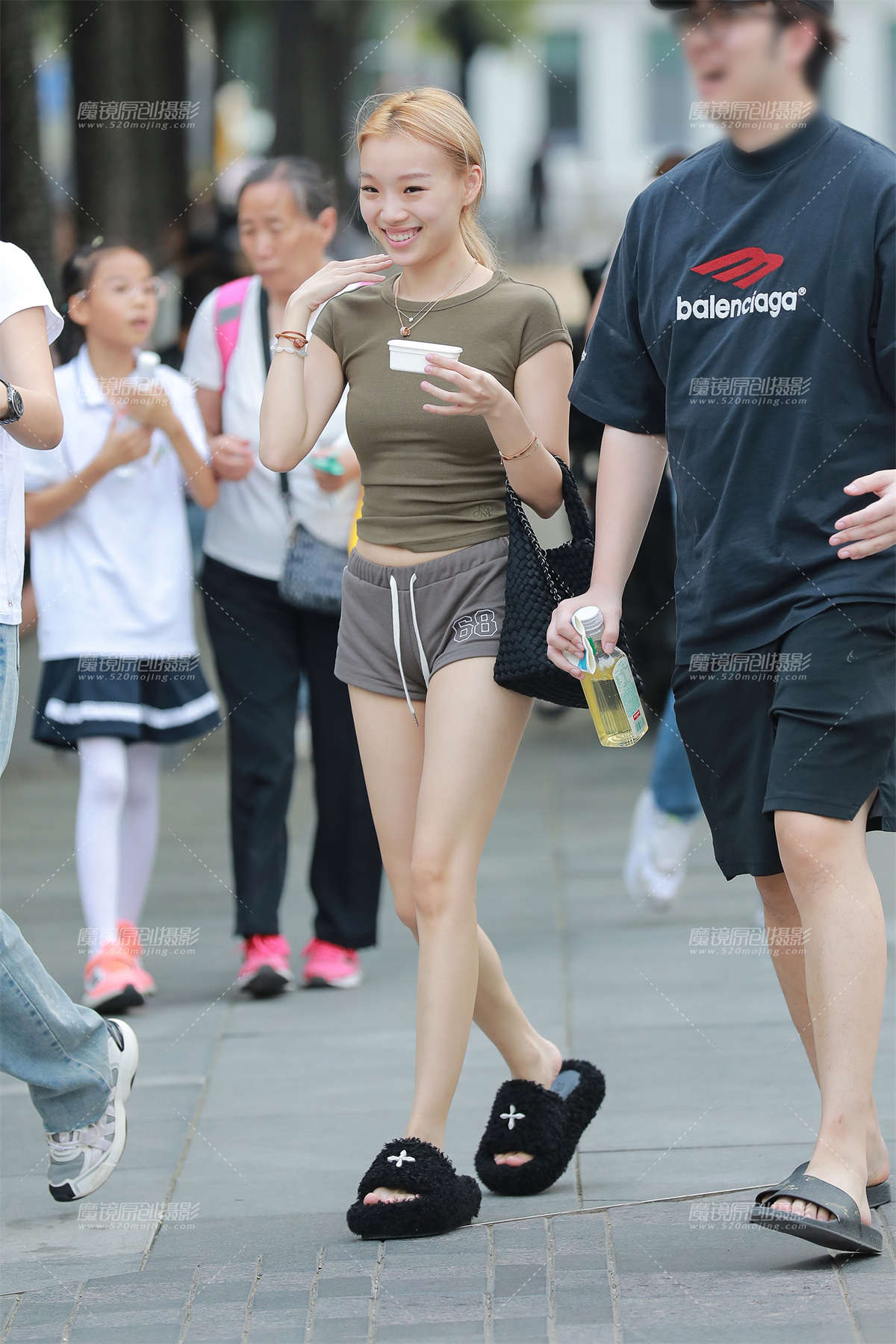 图片[2]-白嫩热裤小妹-日更街拍