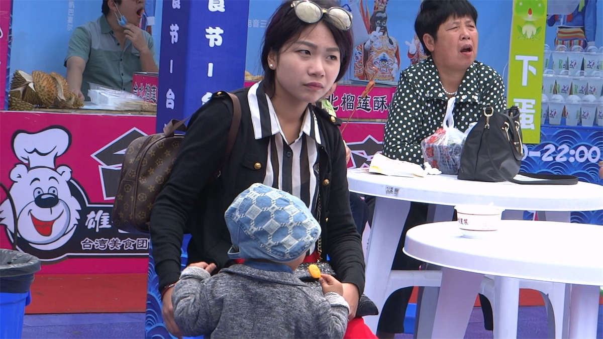 红色裤子高跟裸足美女气质好看-日更街拍