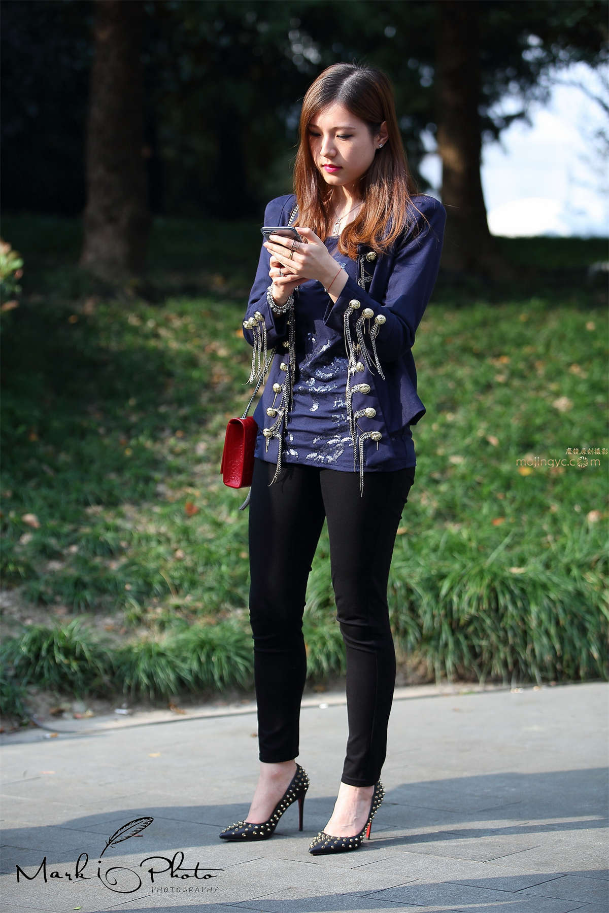 紫色银链礼服黑色紧身裤尖头高跟-日更街拍