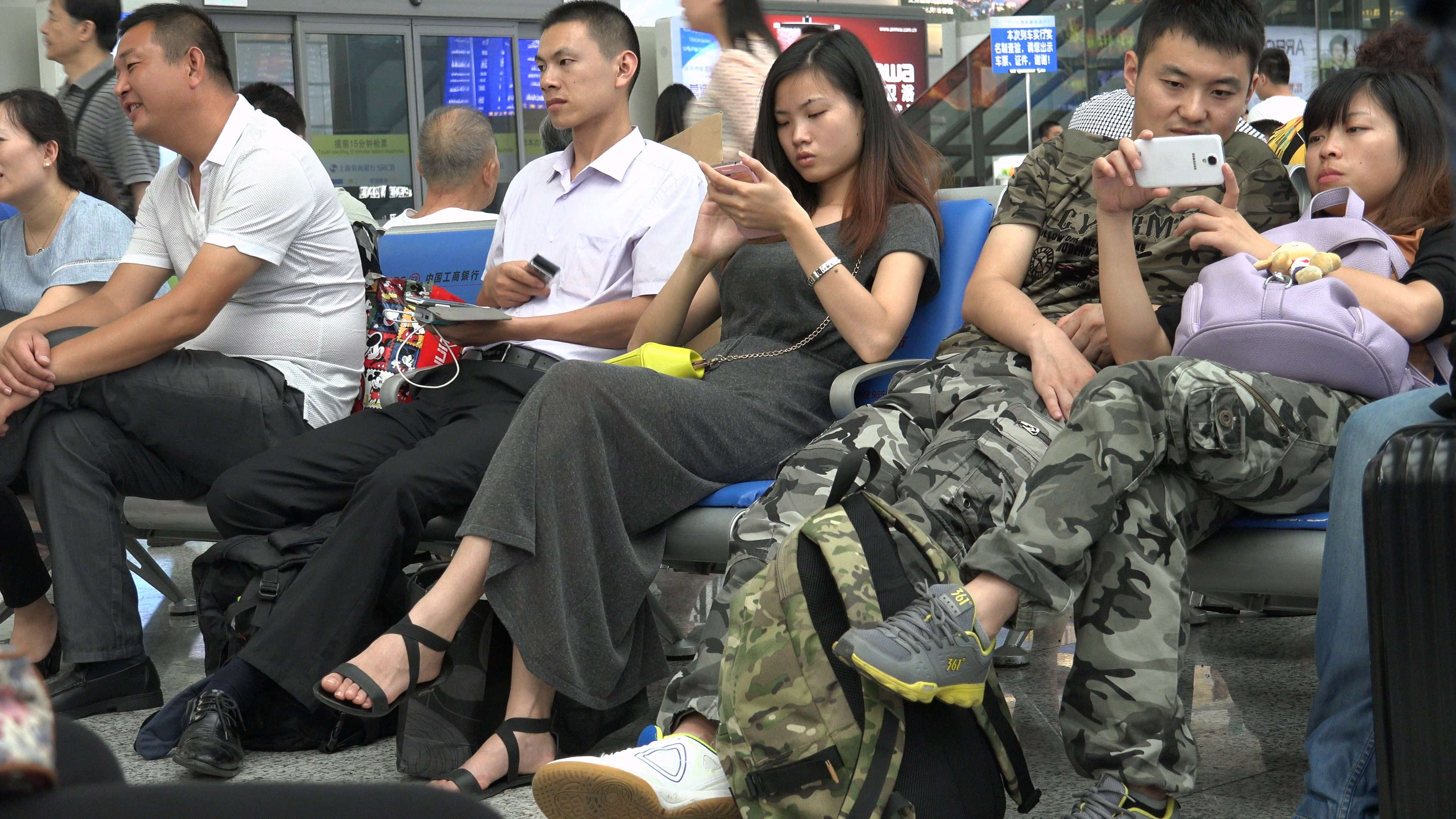 图片[2]-玩手机的美女-日更街拍