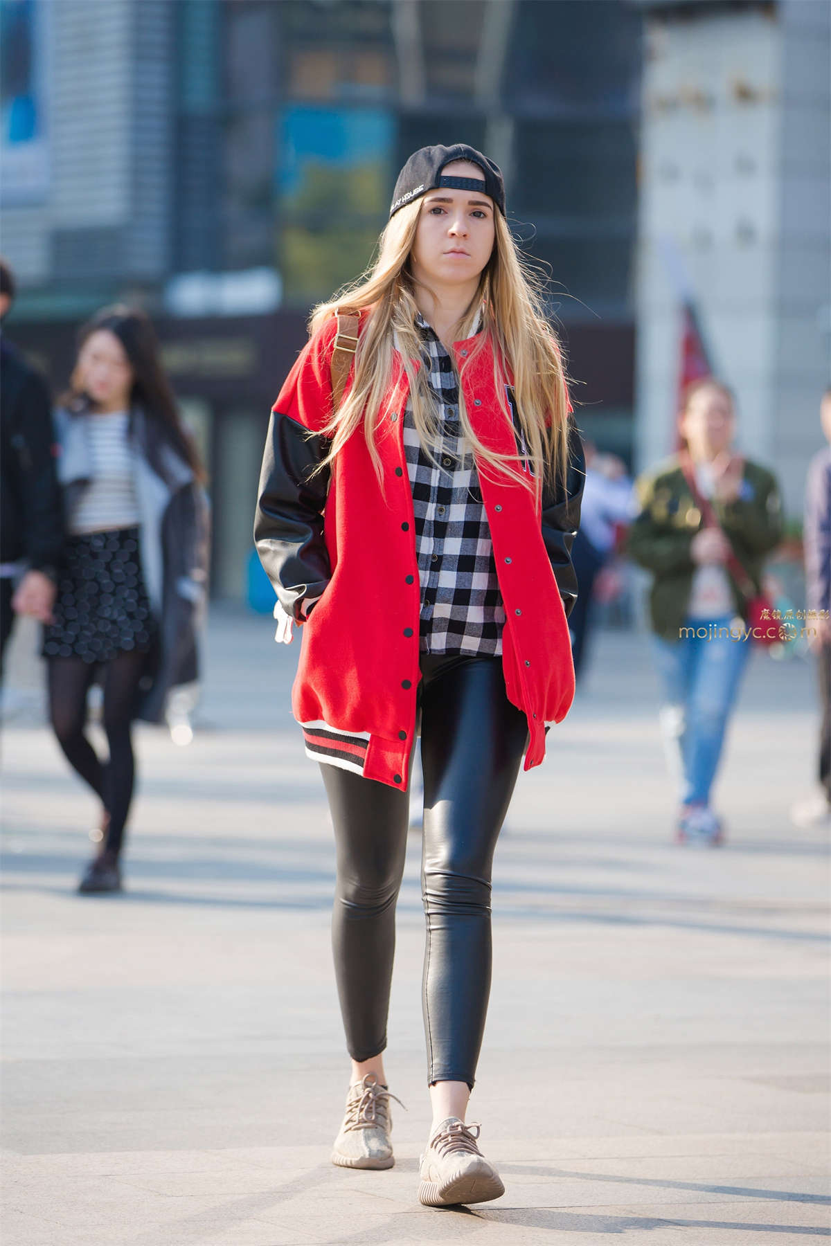 皮裤，运动鞋-日更街拍