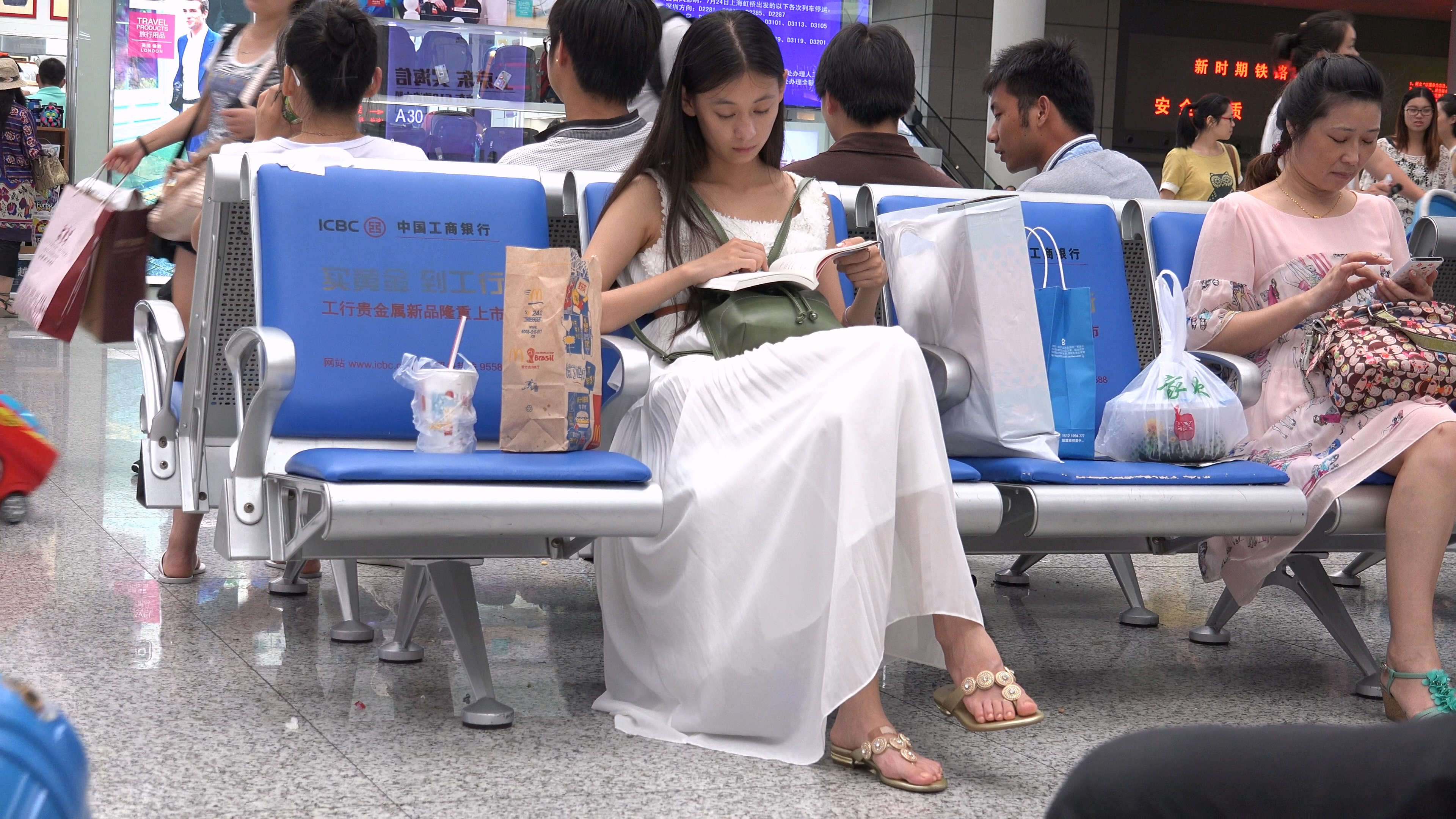 图片[2]-候车时也认真学习的美女-日更街拍