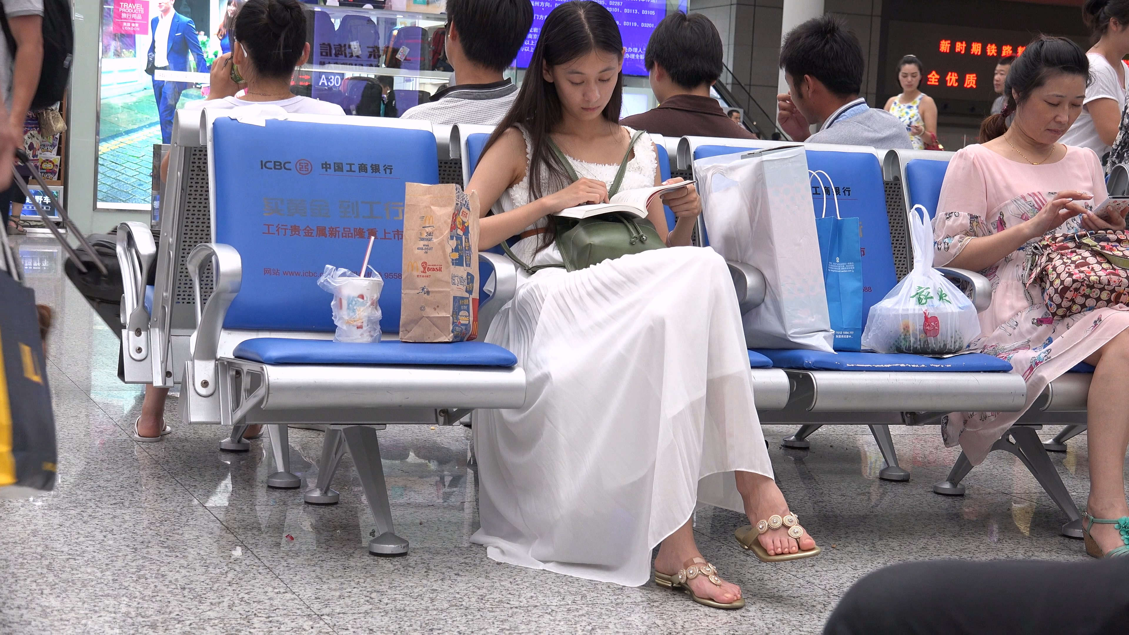 候车时也认真学习的美女-日更街拍