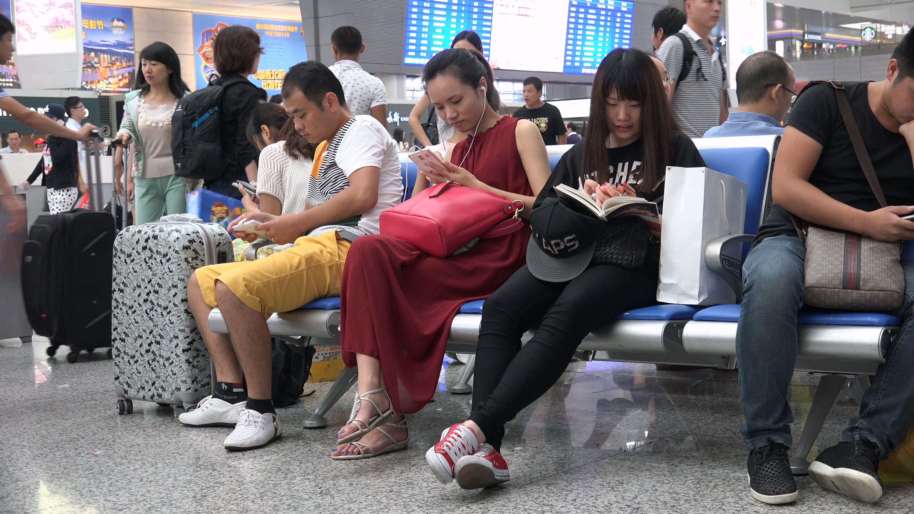 图片[2]-红裙MM戴耳机看手机-日更街拍