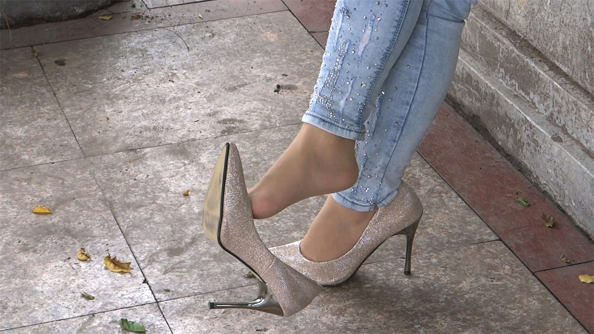 图片[2]-公园里挑鞋的高跟肉丝脚美女-日更街拍