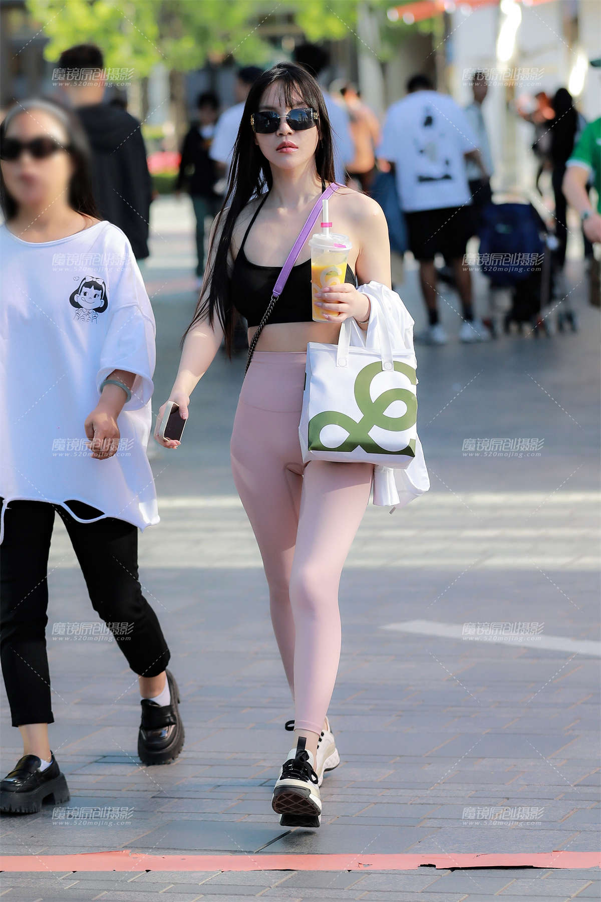 图片[2]-粉色紧身瑜伽裤美女-日更街拍