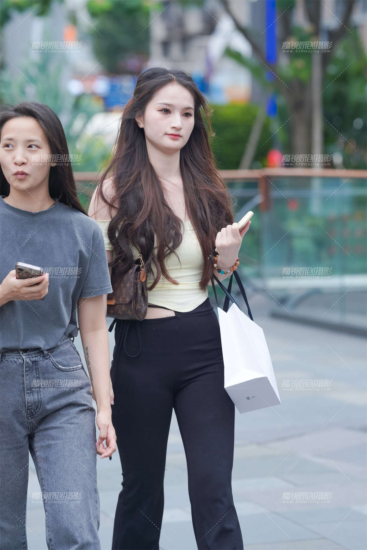 黑裤美眉-日更街拍