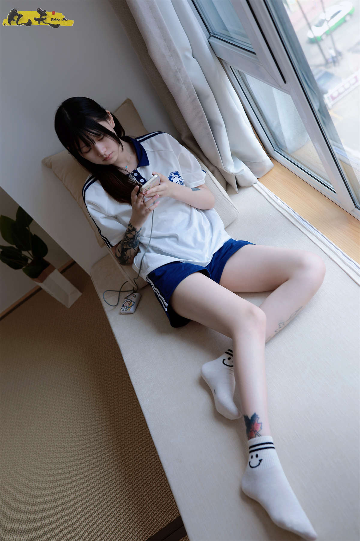 凡夫摄影 NO.003 小恩 纹身美少女棉袜裸足-日更街拍
