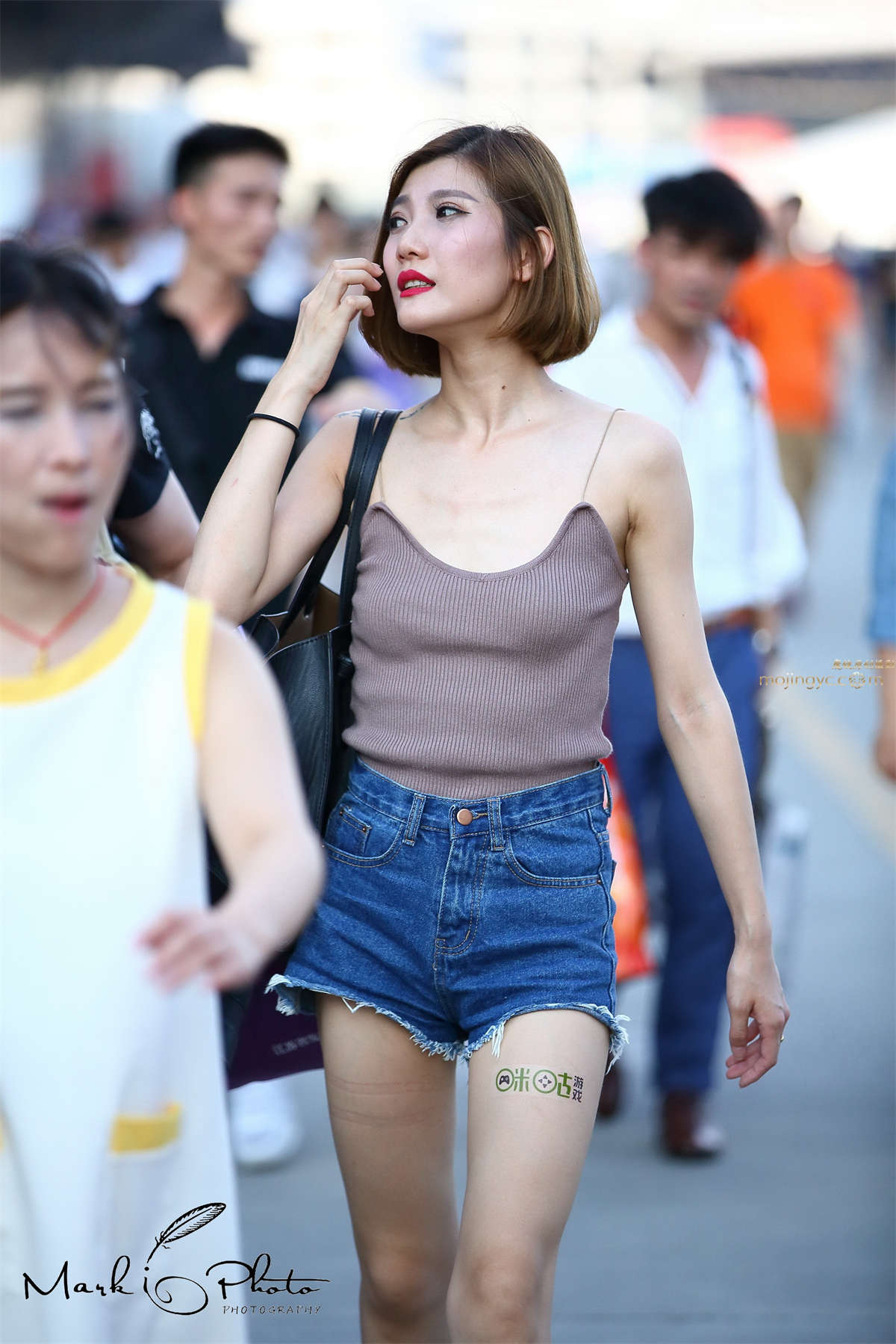 图片[2]-白嫩的灰色小背心小热裤-日更街拍