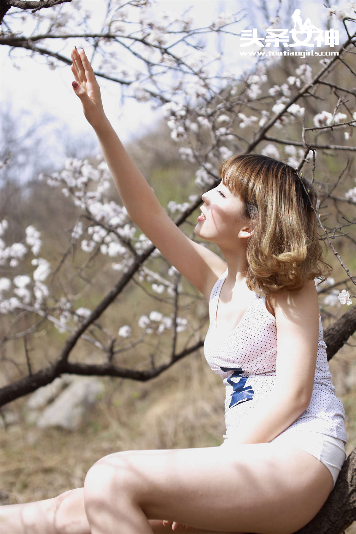 TouTiao头条女神 2016.05.19 哈拿野外露出 魔女宅急变插图1