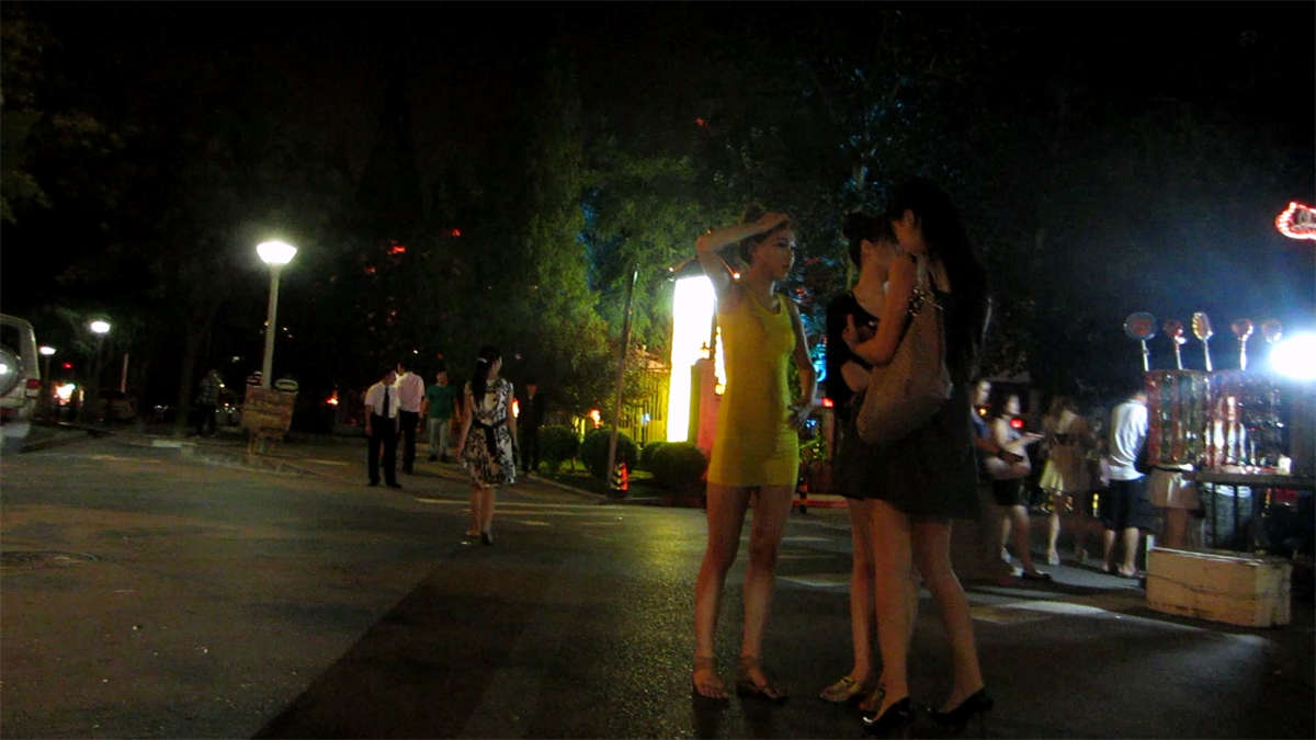 图片[2]-夜店里出来一群漂亮美眉-日更街拍