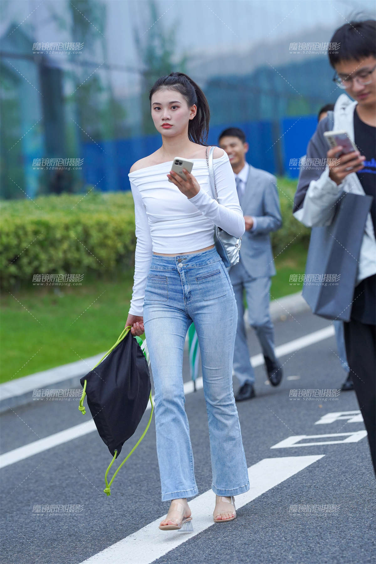 紧牛美眉-日更街拍