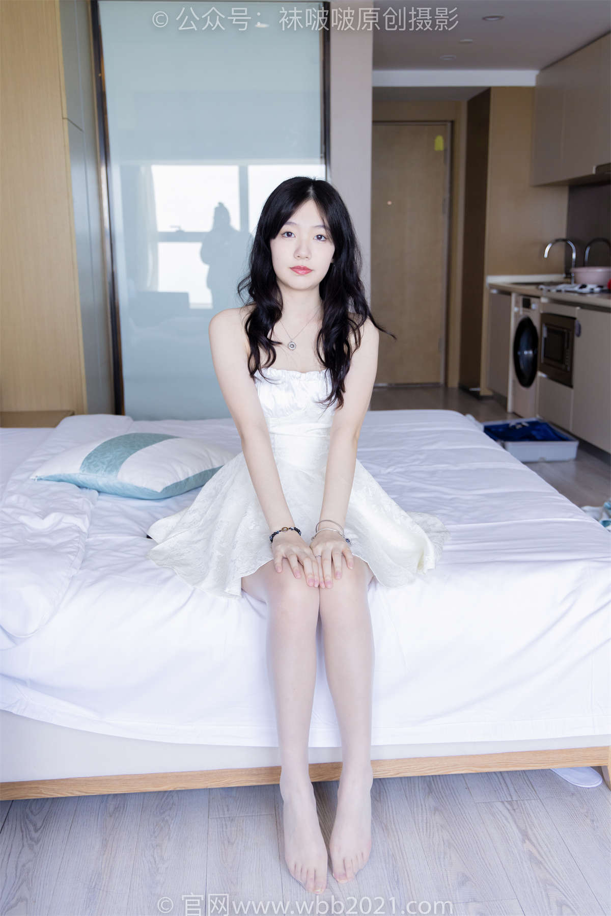 袜啵啵 No.367 小甜豆-高跟鞋、油亮白丝（脚尖透明脚）、丝袜踩奶油蛋糕剧情 剧情花絮版-日更街拍