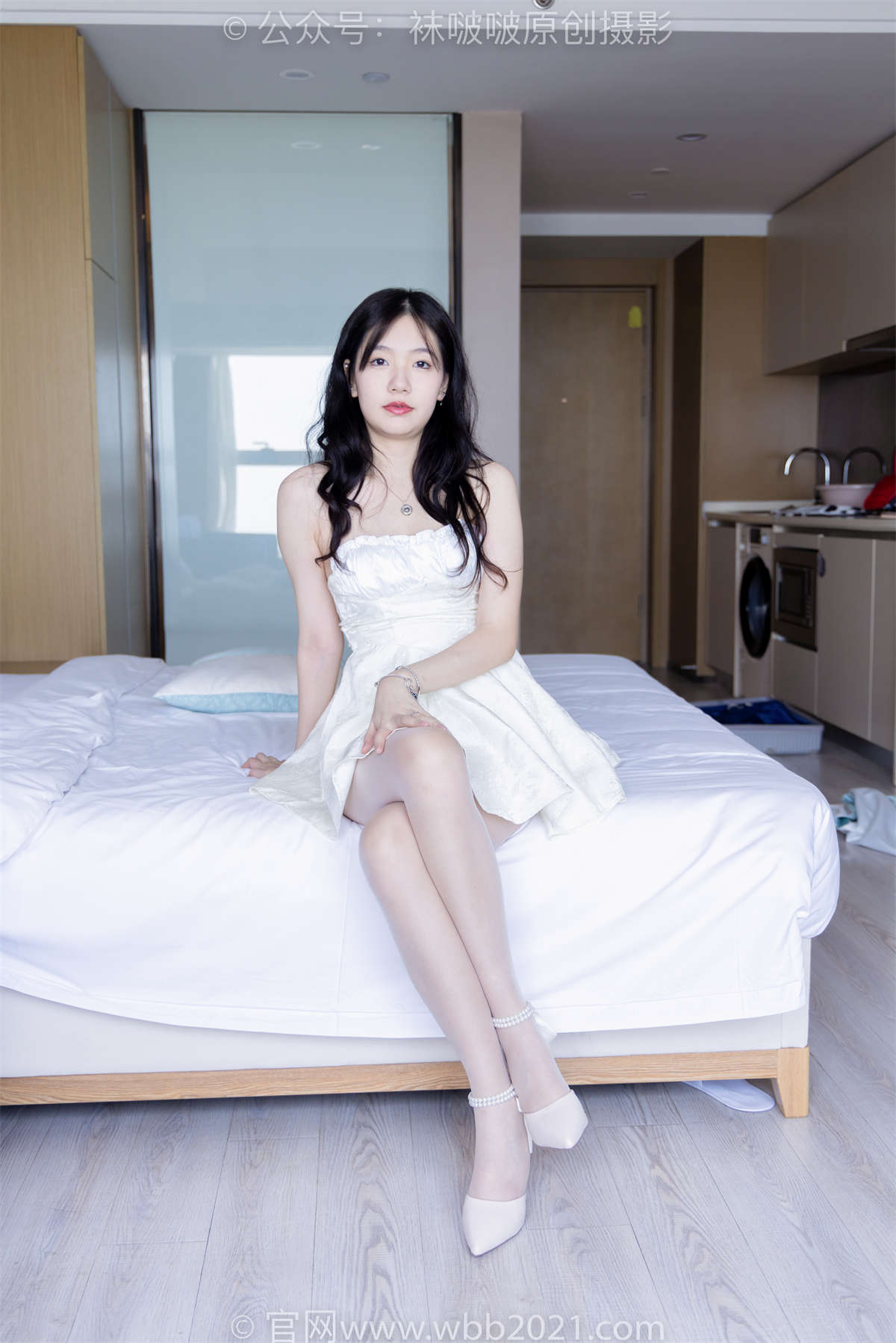 图片[2]-袜啵啵 No.367 小甜豆-高跟鞋、油亮白丝（脚尖透明脚）、丝袜踩奶油蛋糕剧情 剧情花絮版-日更街拍