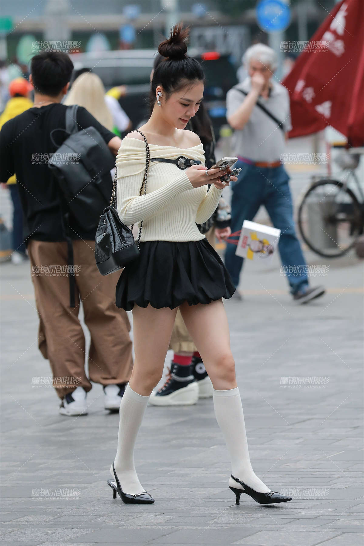 黑色百褶裙美女-日更街拍