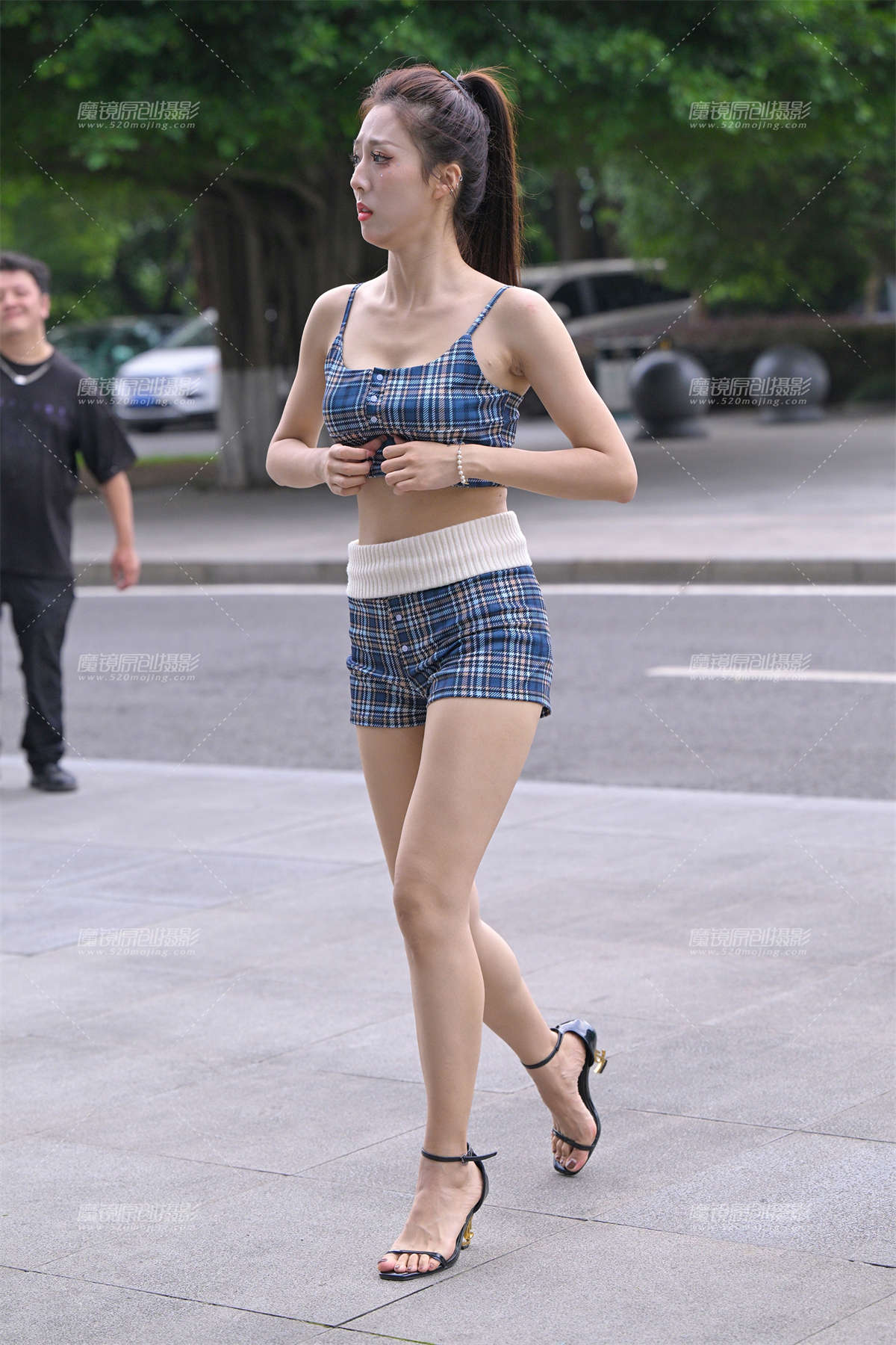 热裤白嫩长腿-日更街拍