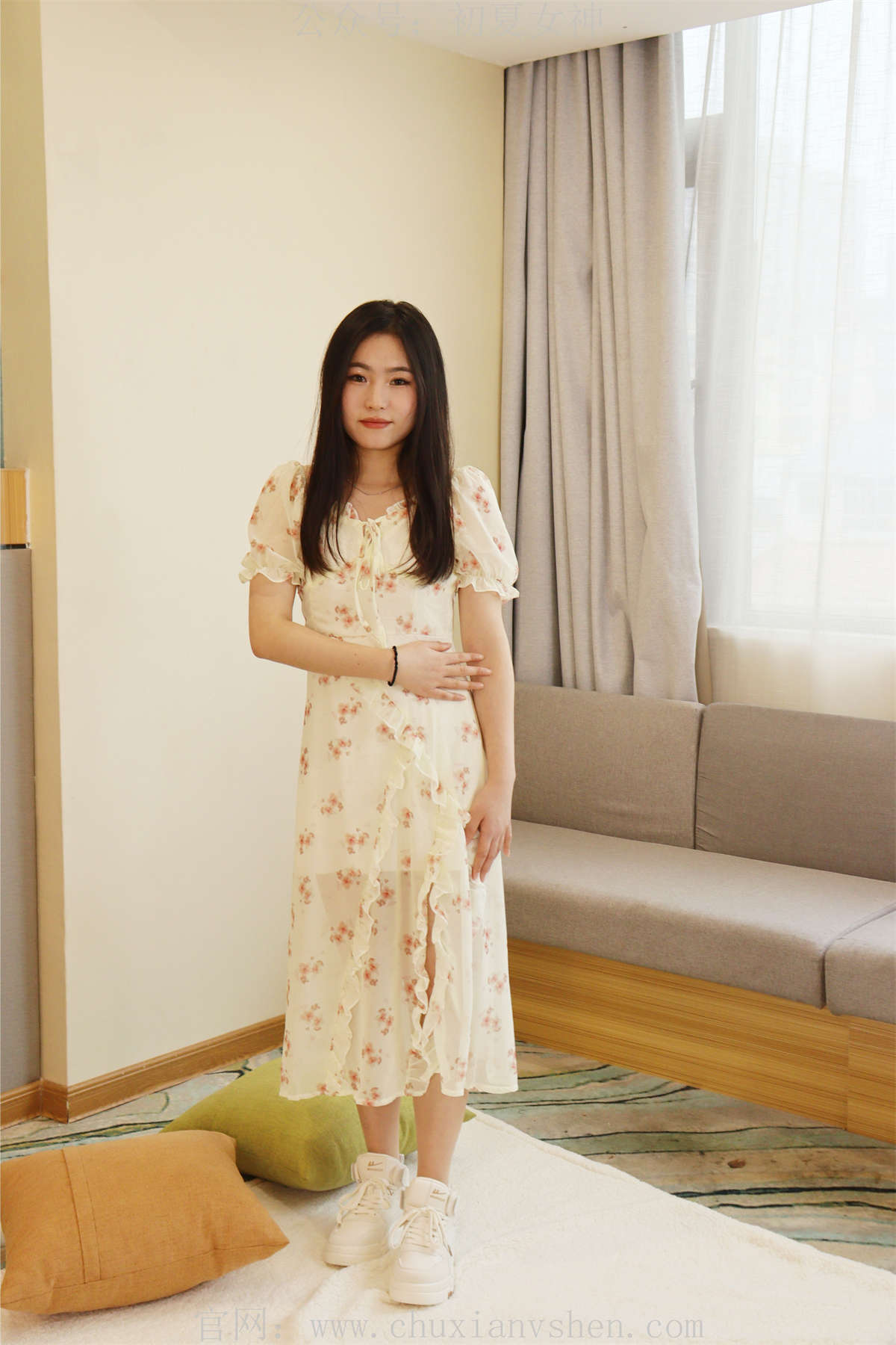 初夏女神 No.011 水吉 2023款春季S码连衣裙搭错了鞋-日更街拍
