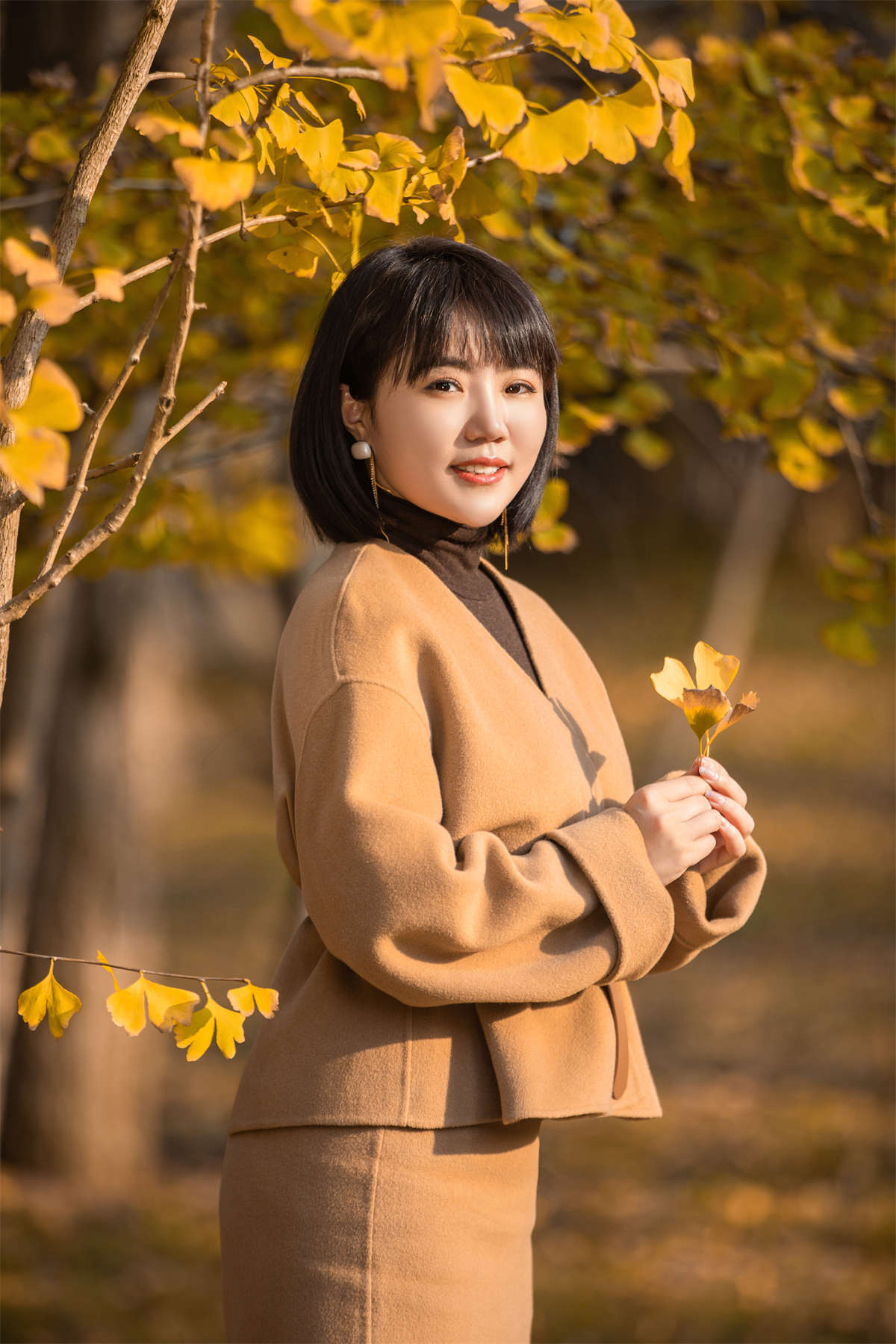 YITUYU艺图语 2022.12.27 又一年银杏黄 冬琴-日更街拍