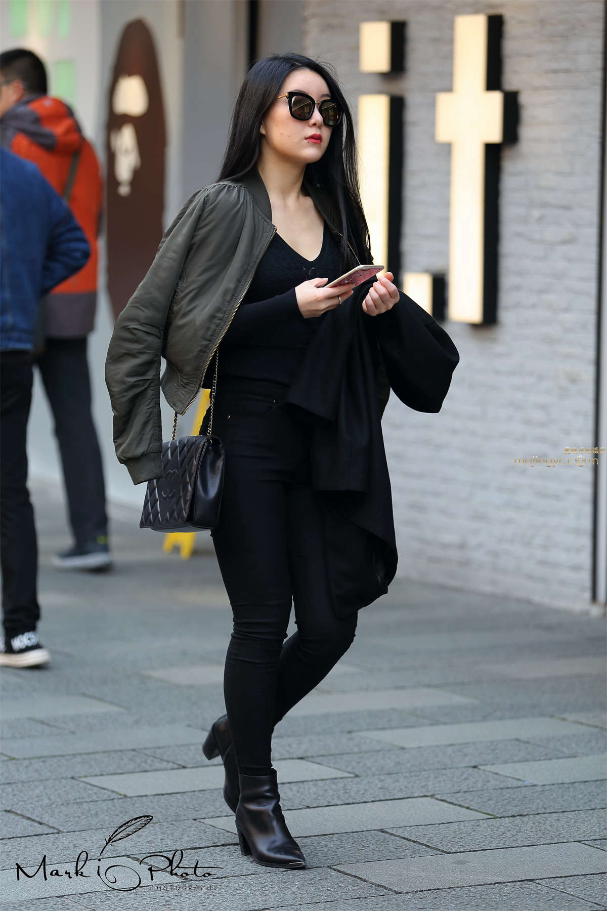 图片[2]-戴墨镜的紧身黑裤-日更街拍