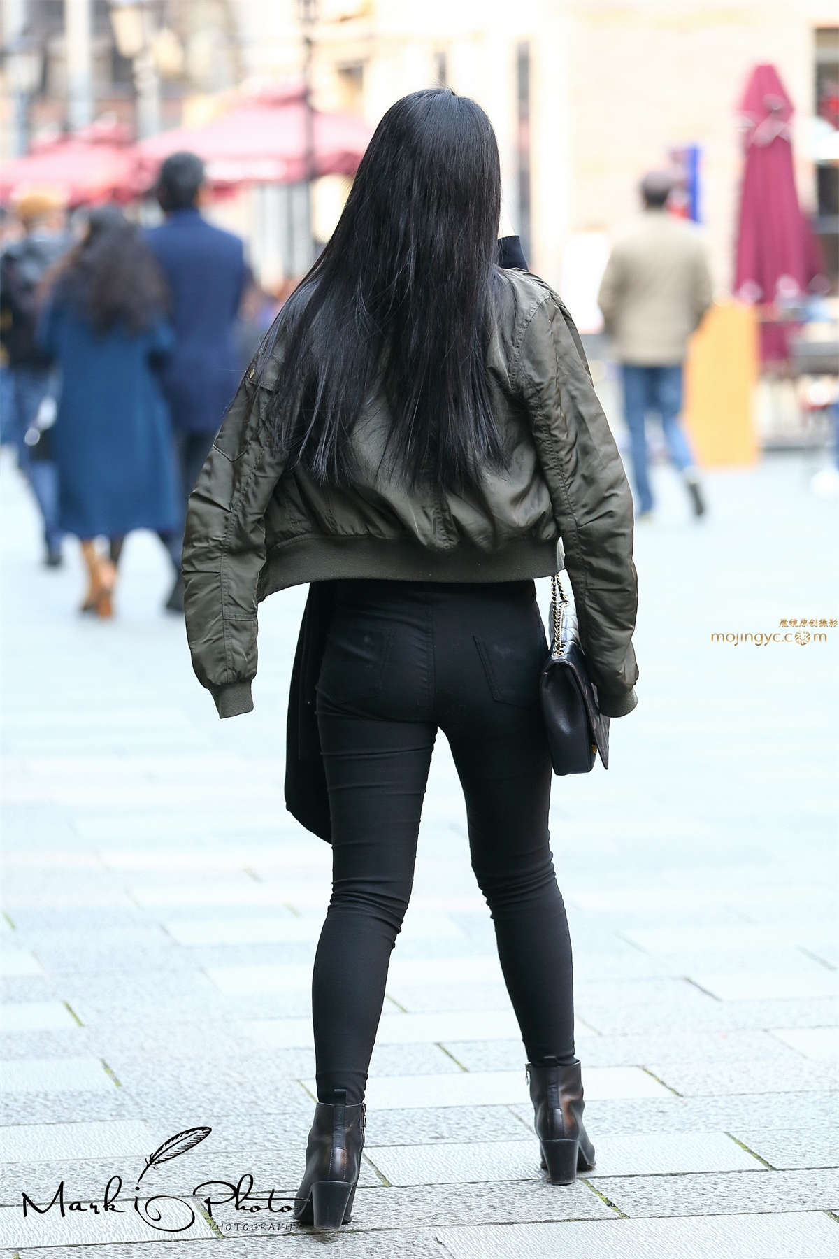 戴墨镜的紧身黑裤-日更街拍