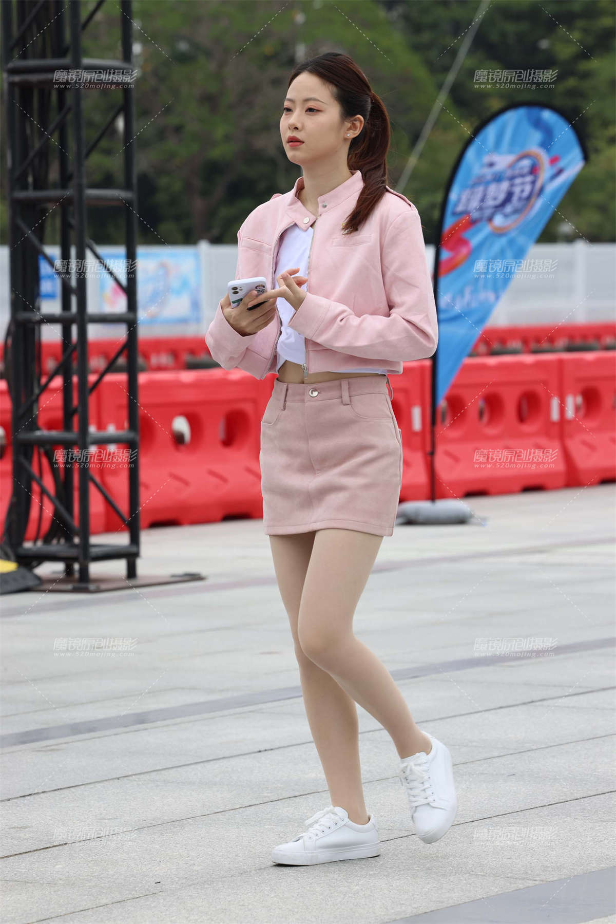 粉色裙装肉丝礼仪妹妹们-日更街拍