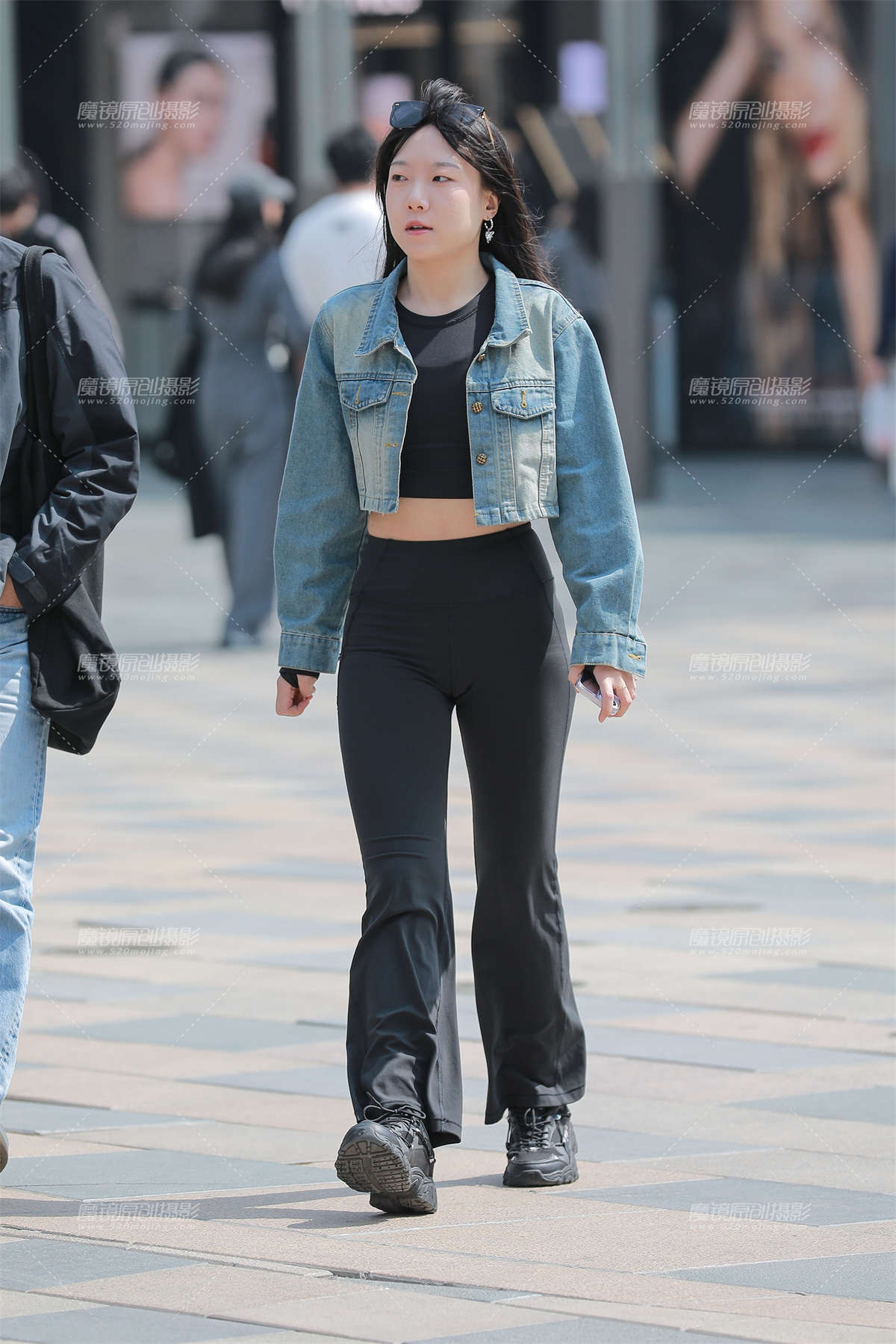 黑色瑜伽裤美女-日更街拍