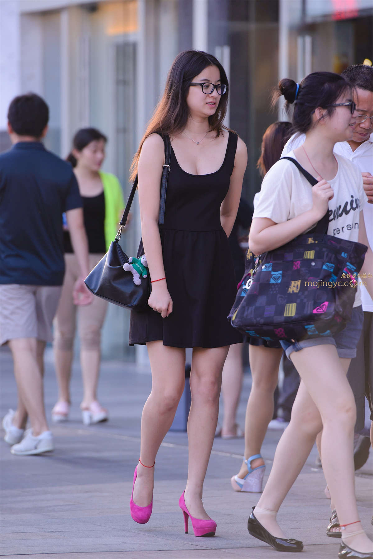 吊带连衣短裙，裸腿，高跟插图1