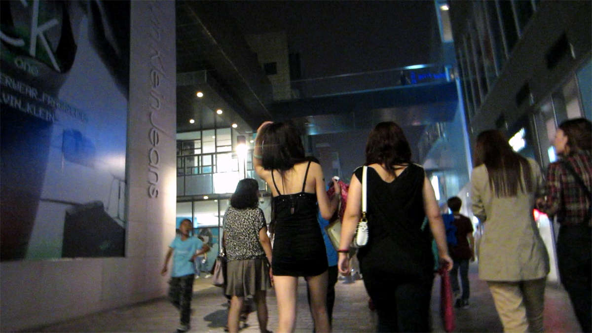 图片[2]-吊带衫黑色短裙美女-日更街拍