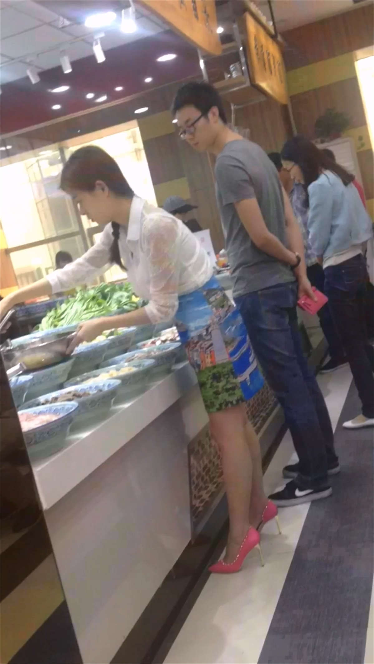 食堂打饭的气质老板娘-日更街拍