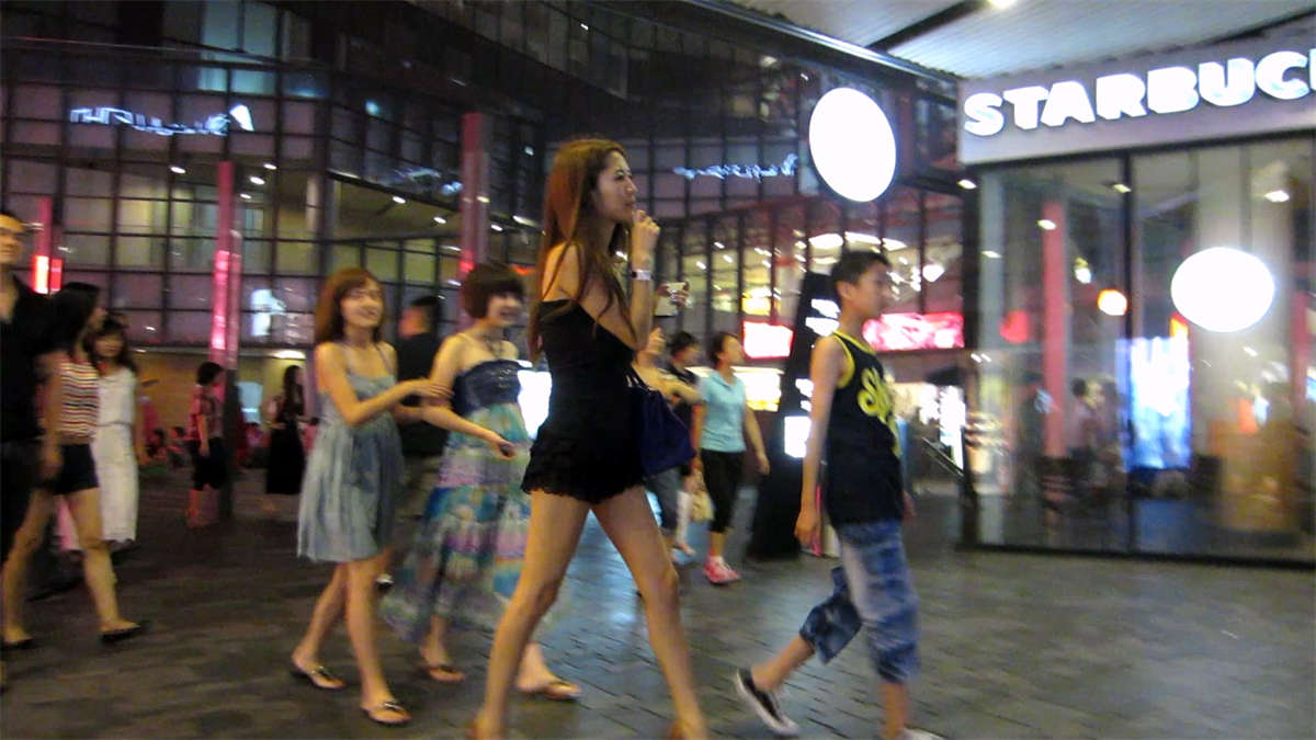 图片[2]-黑夜中的长腿美女-日更街拍