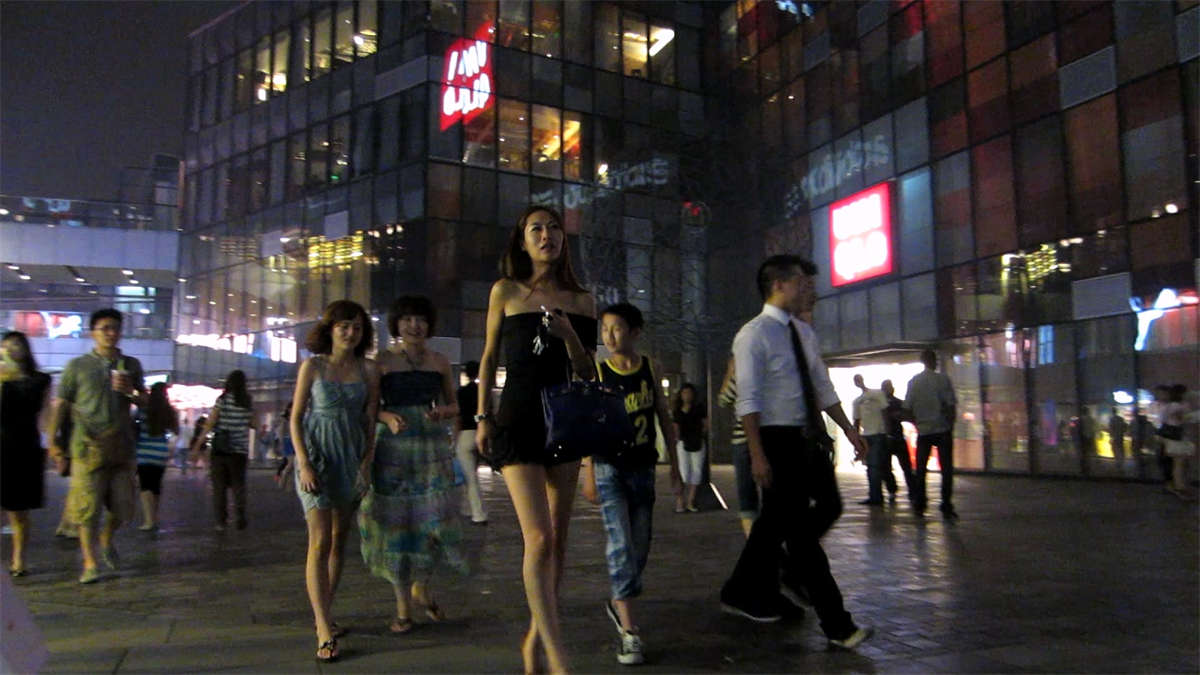 黑夜中的长腿美女-日更街拍