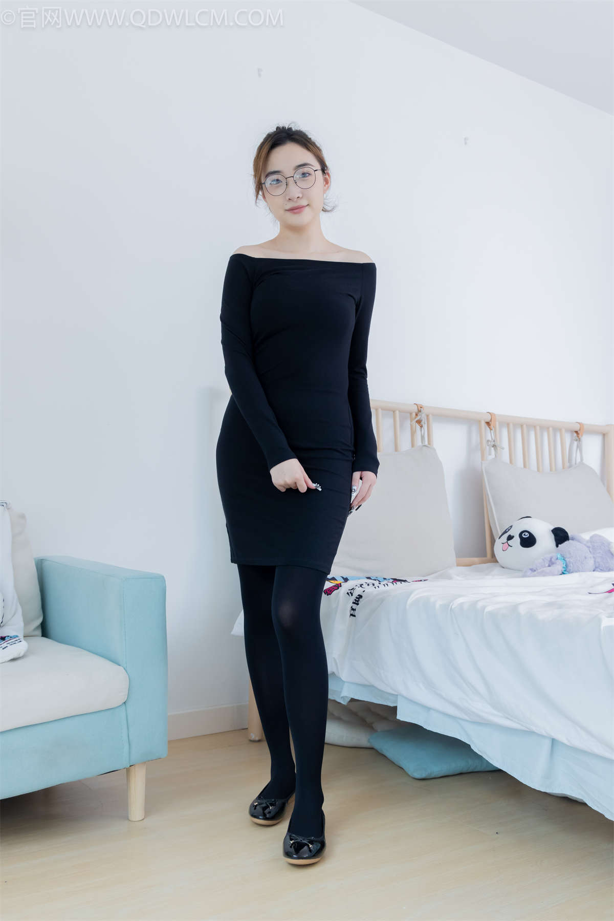 图片[2]-物恋传媒 NO.2265 恬恬-平底鞋、厚黑丝、厚黑丝踩奶油蛋糕剧情-日更街拍