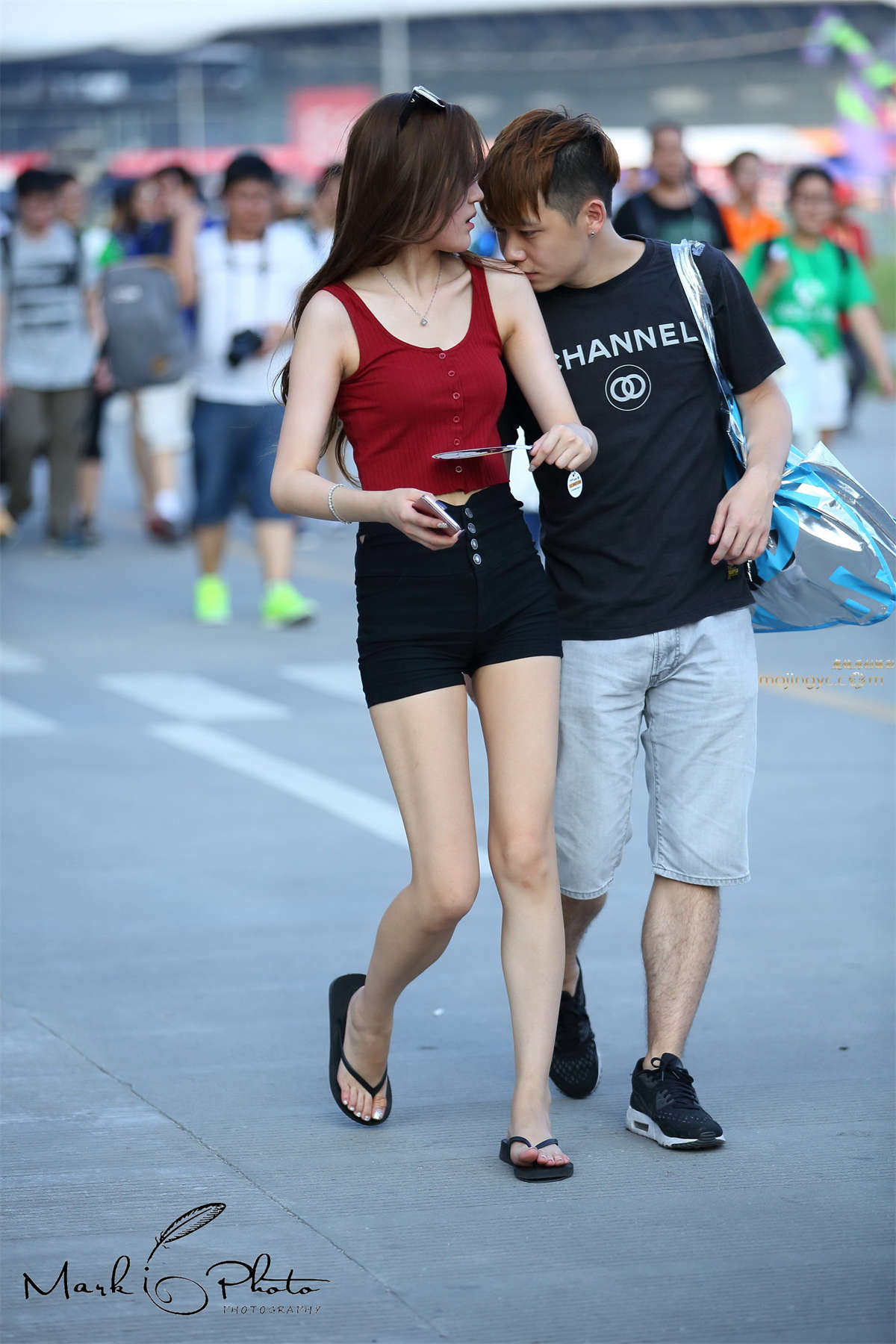 红色小背心小热裤-日更街拍