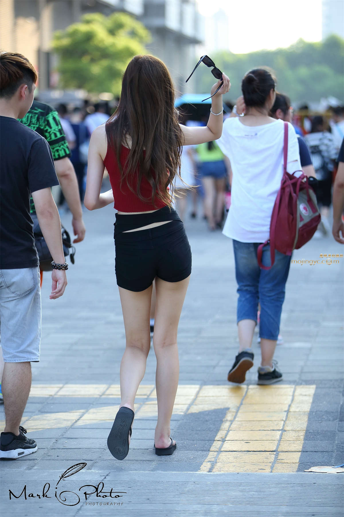 图片[2]-红色小背心小热裤-日更街拍