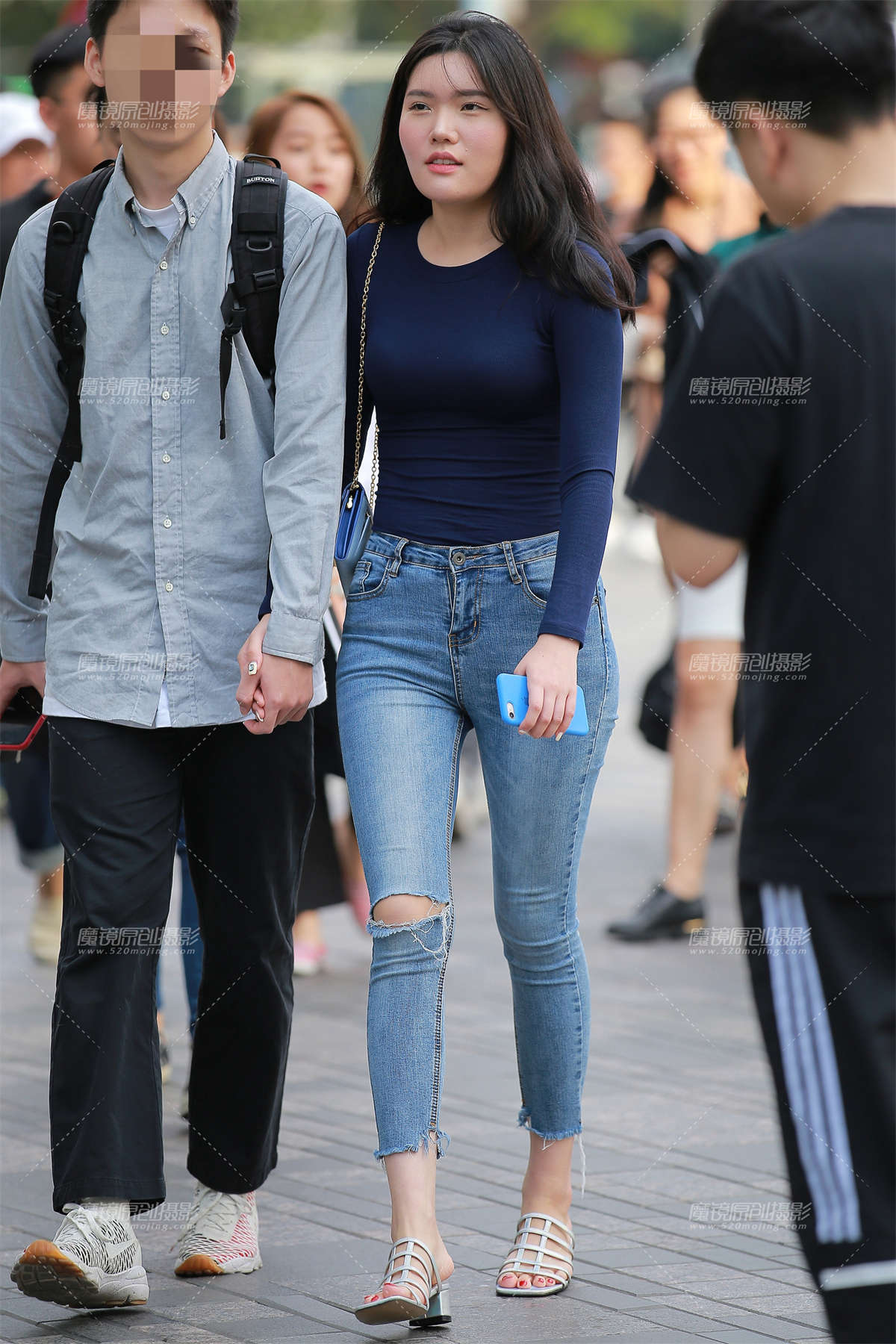 【玻璃赛帖】蓝色紧身牛仔裤美眉-日更街拍